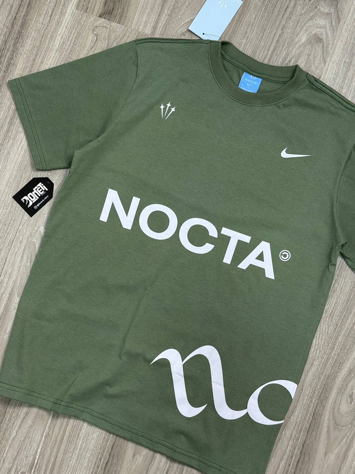 CAMISETA NK X NOCTA SOMETIMES - VERDE MUSGO