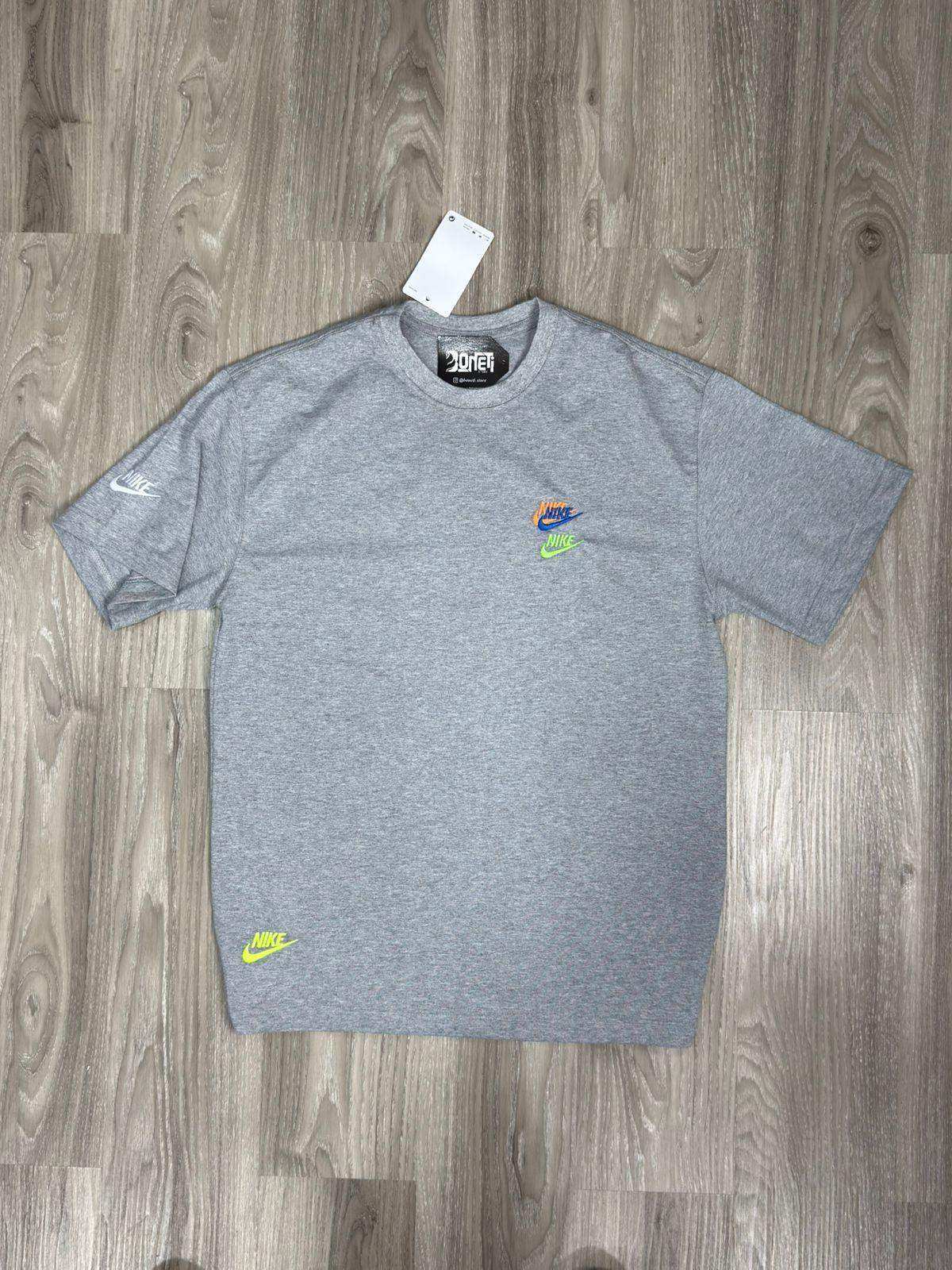 CAMISETA NK MULTI SWOOSH - CINZA