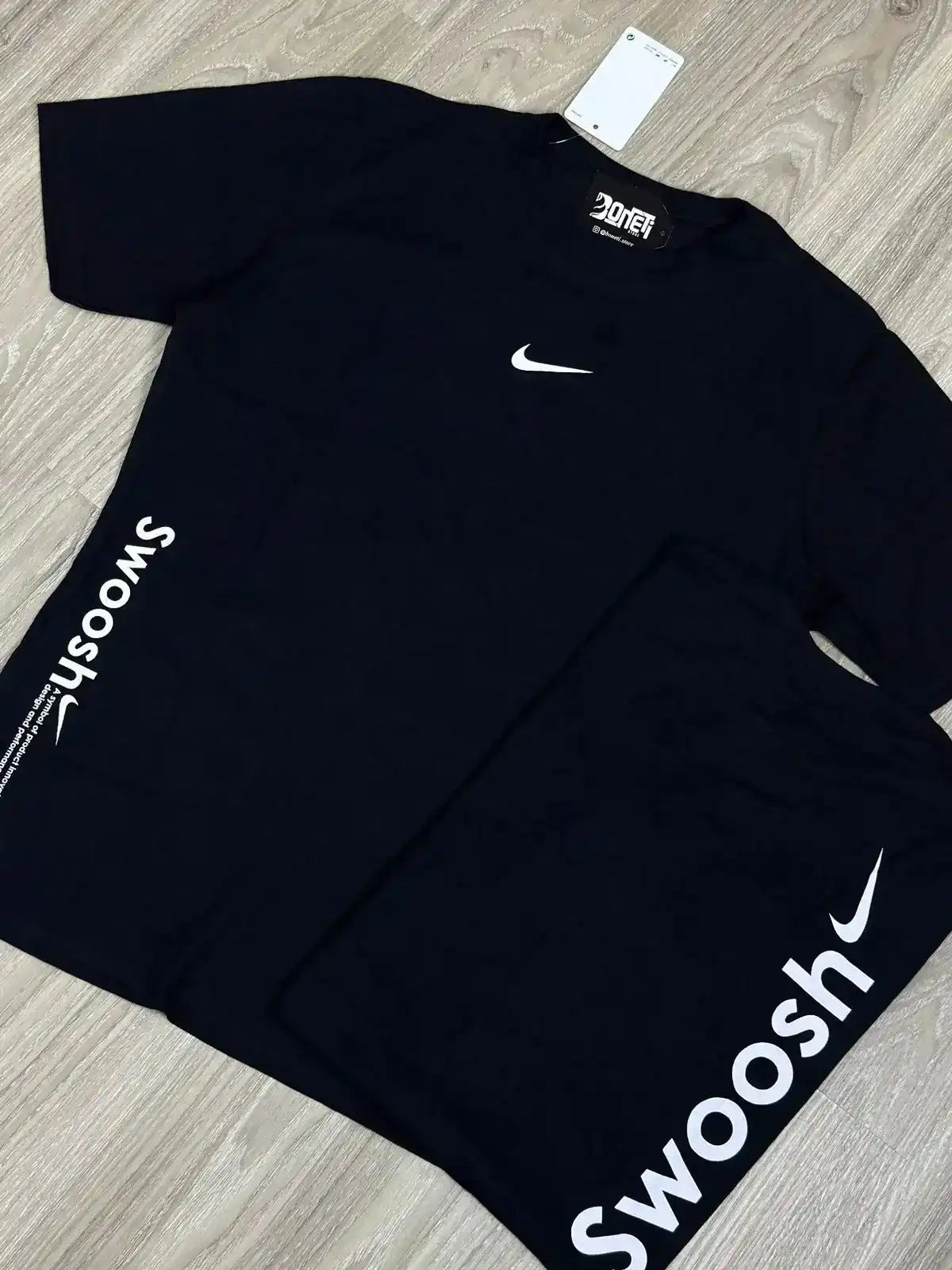 CAMISETA NK SWOOSH LATERAL - PRETA