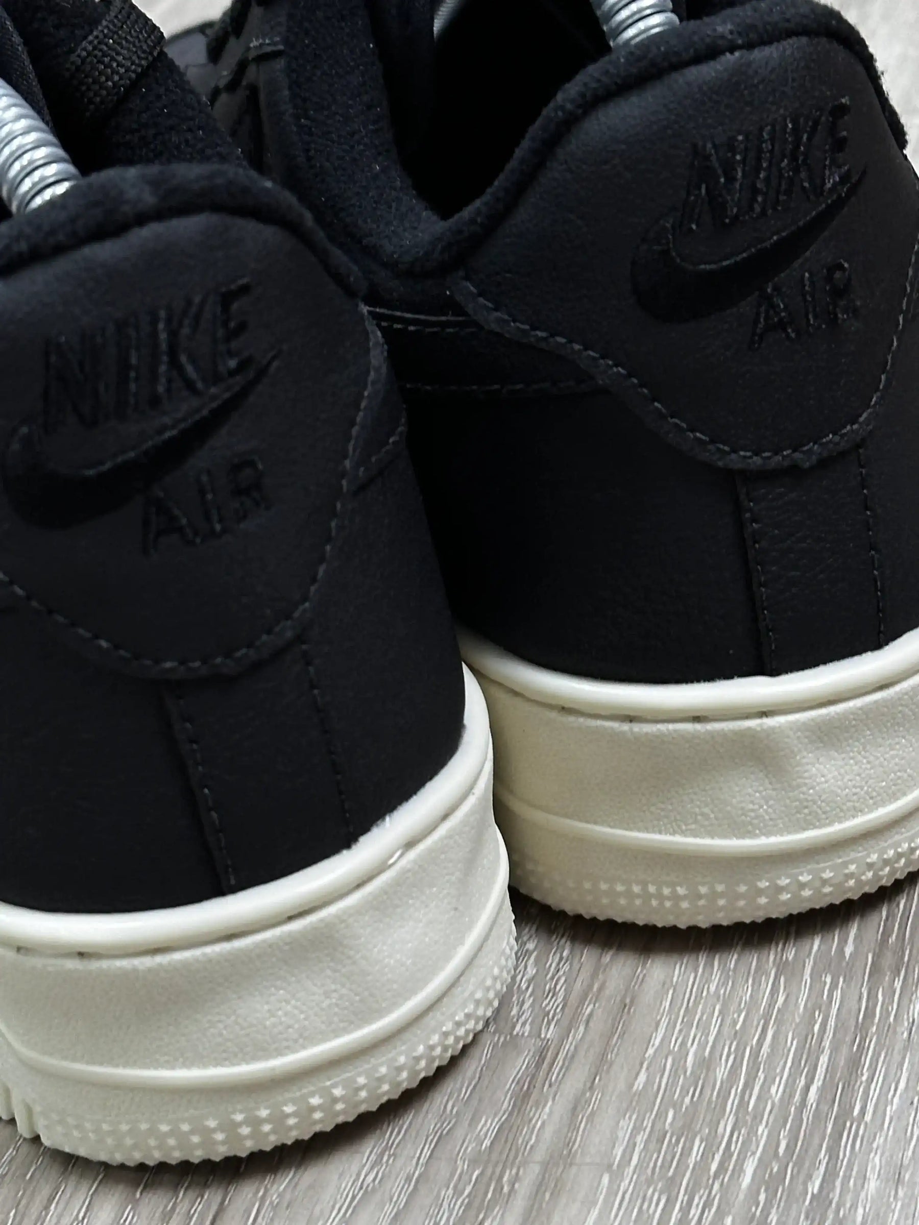TÊNIS NK AIR FORCE 1 - BLACK SOLADO OFF