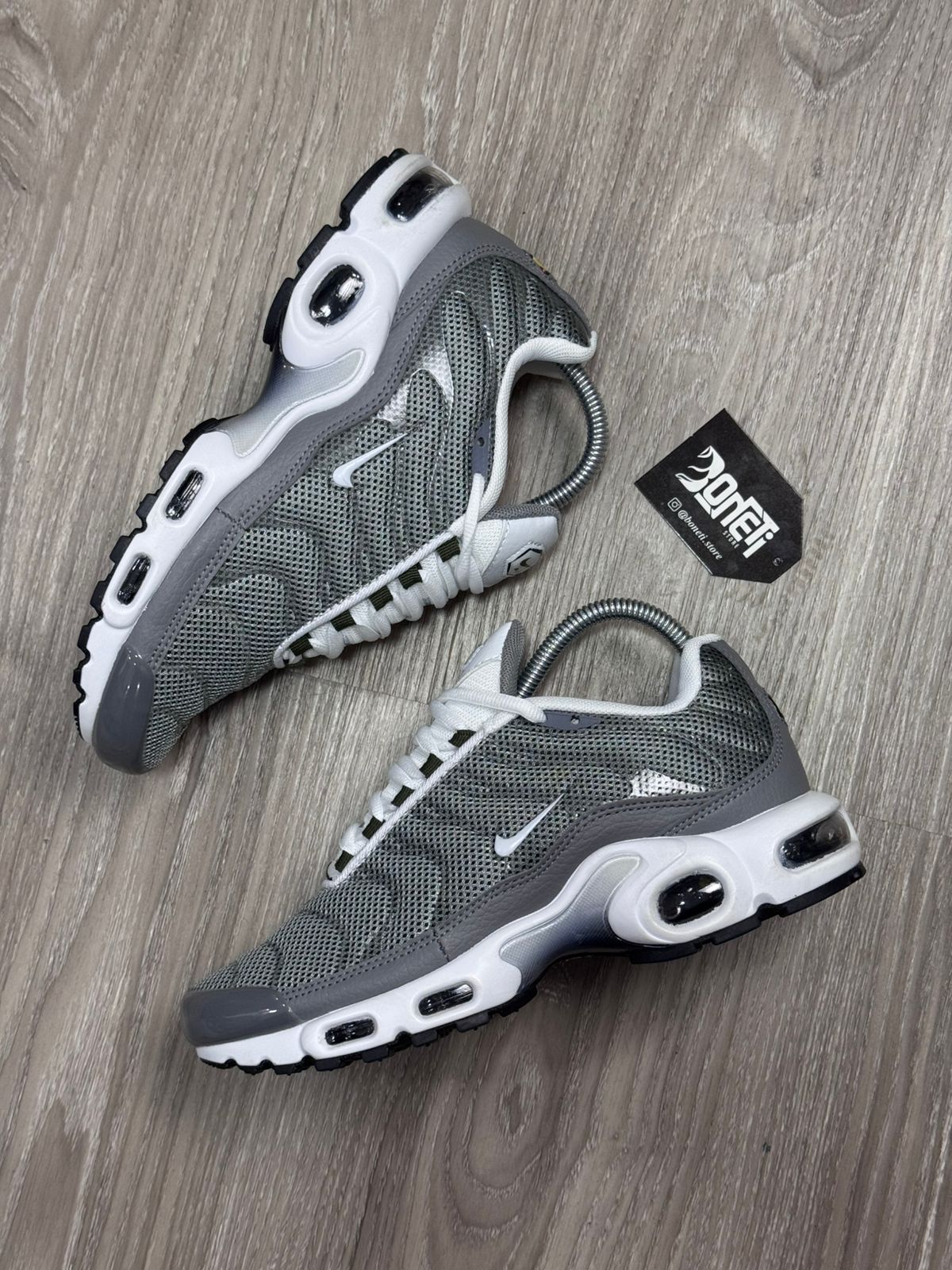 TÊNIS NK AIR MAX PLUS TN - FLAT PEWTER