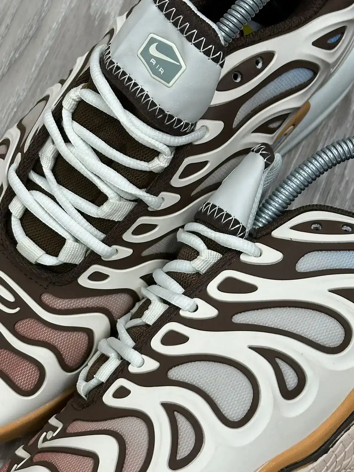 TÊNIS NK AIR MAX PLUS TN - DRIFT CACAO