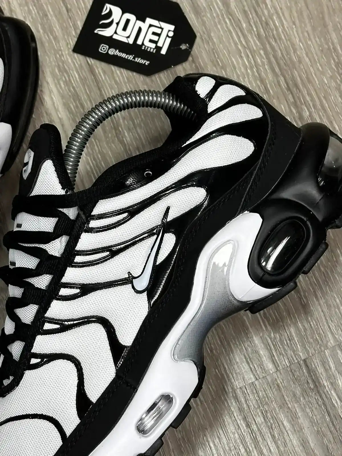 TÊNIS NK AIR MAX PLUS TN - OREO