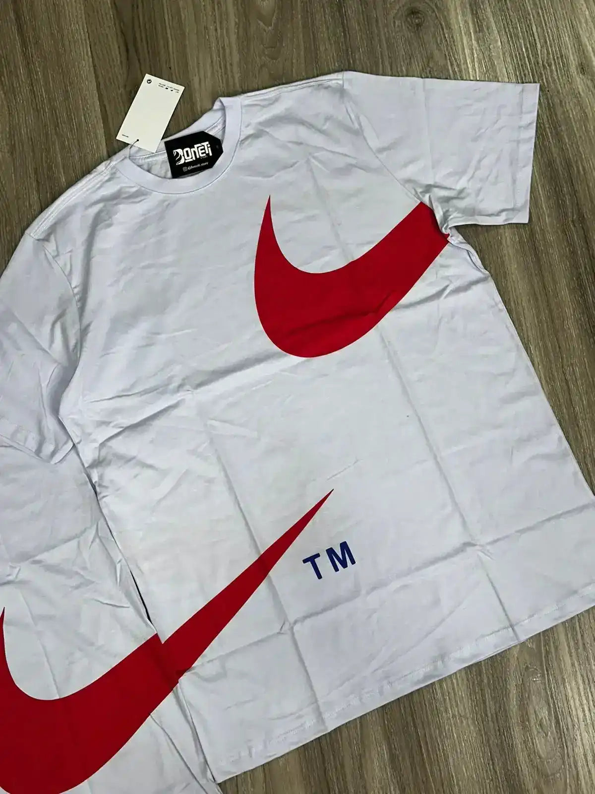 CAMISETA NK BIG SWOOSH TM - BRANCO E VERMELHO