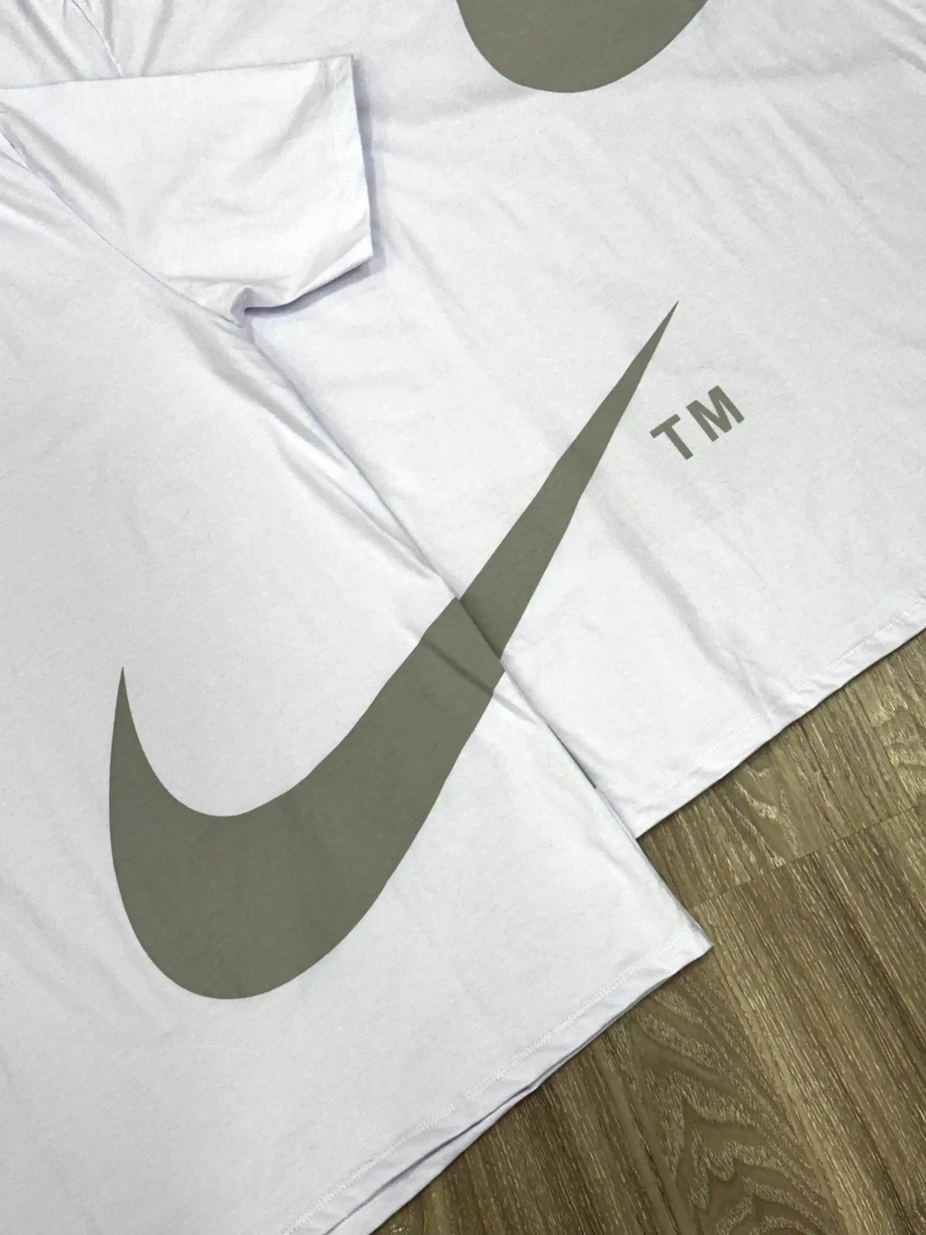 CAMISETA NK BIG SWOOSH CINZA TM - BRANCA