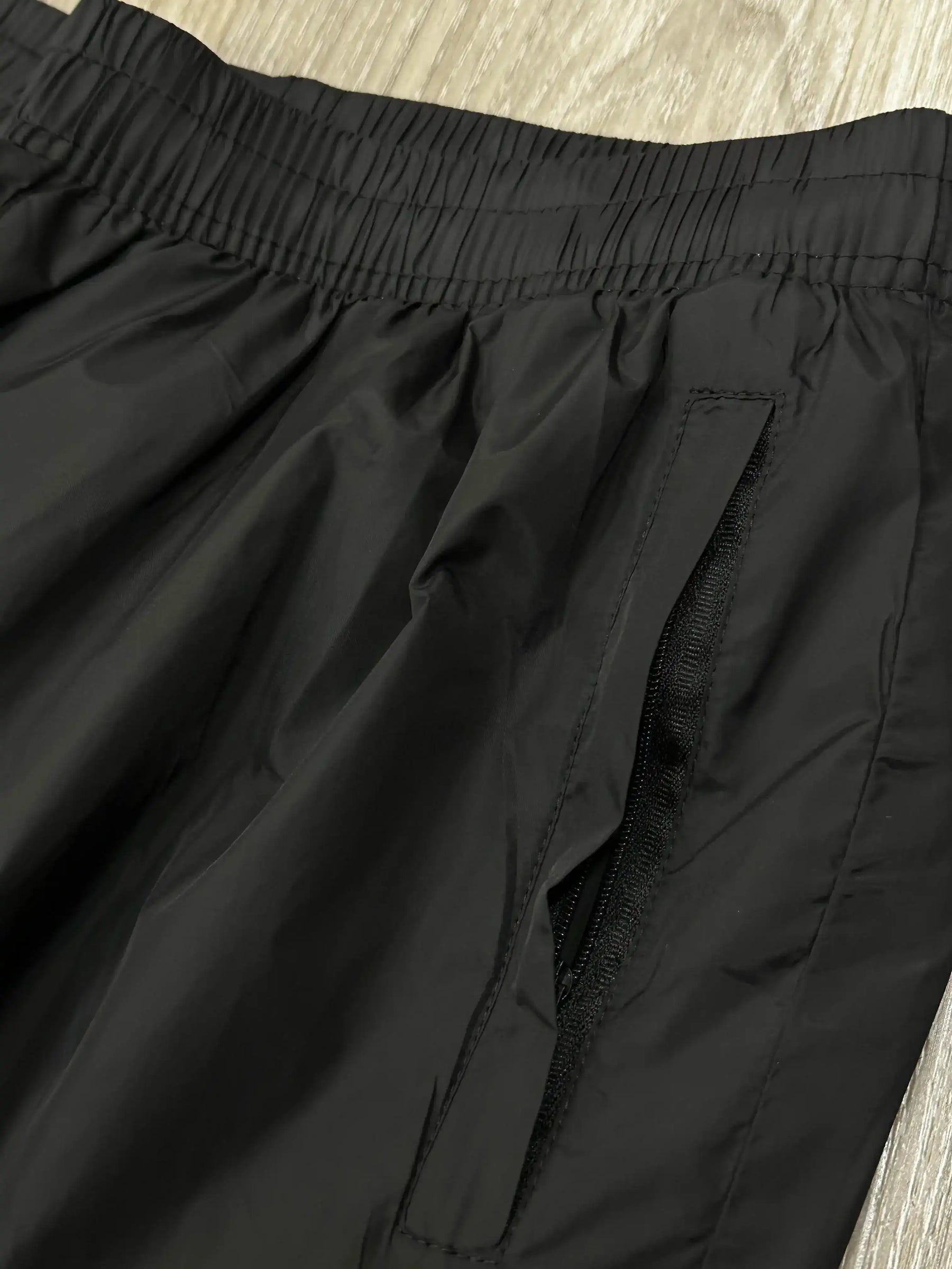 CALÇA NK TACTEL IMPERMEÁVEL BIG SWOOSH - PRETA