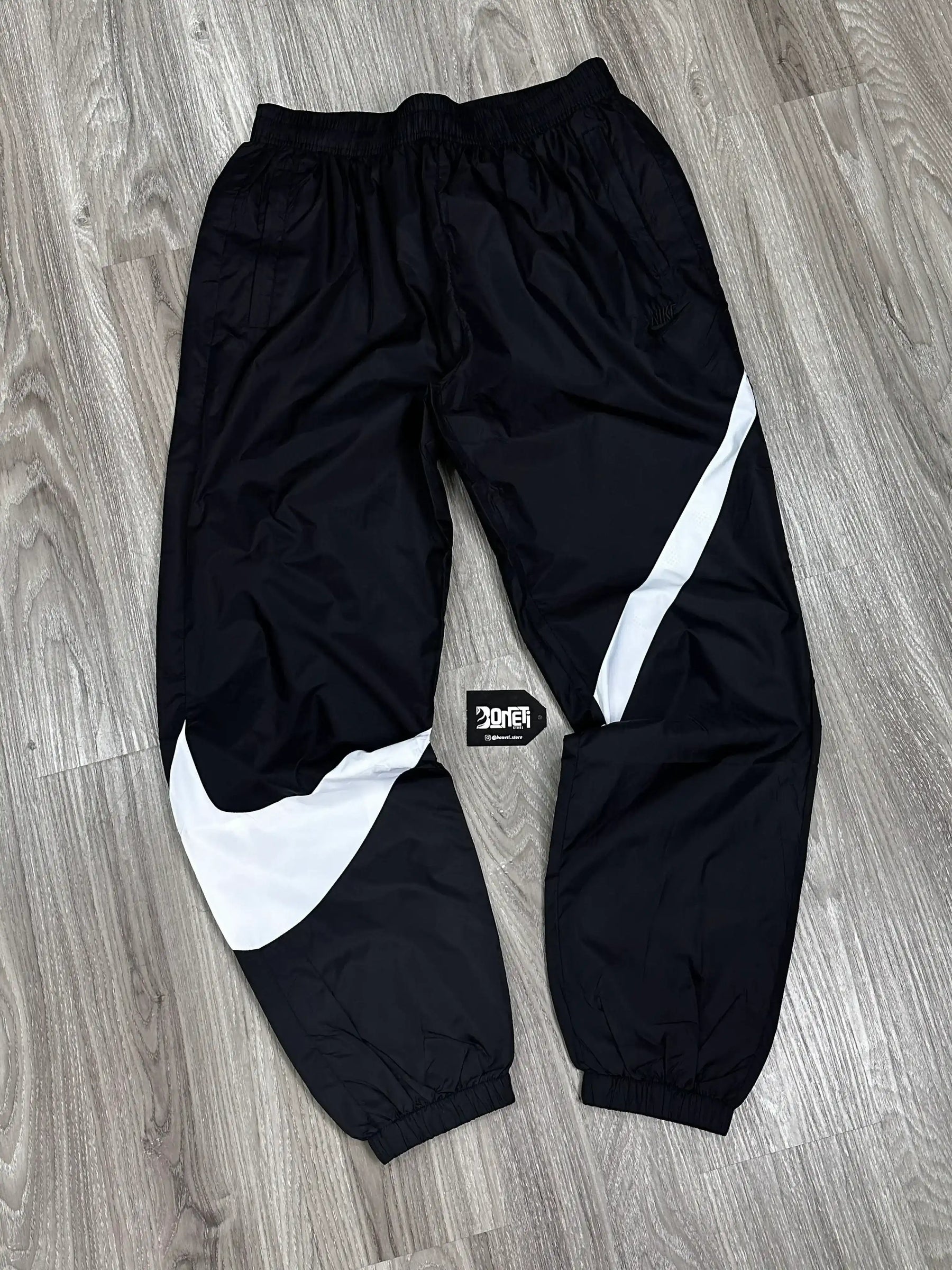 CALÇA NK TACTEL IMPERMEÁVEL BIG SWOOSH - PRETA