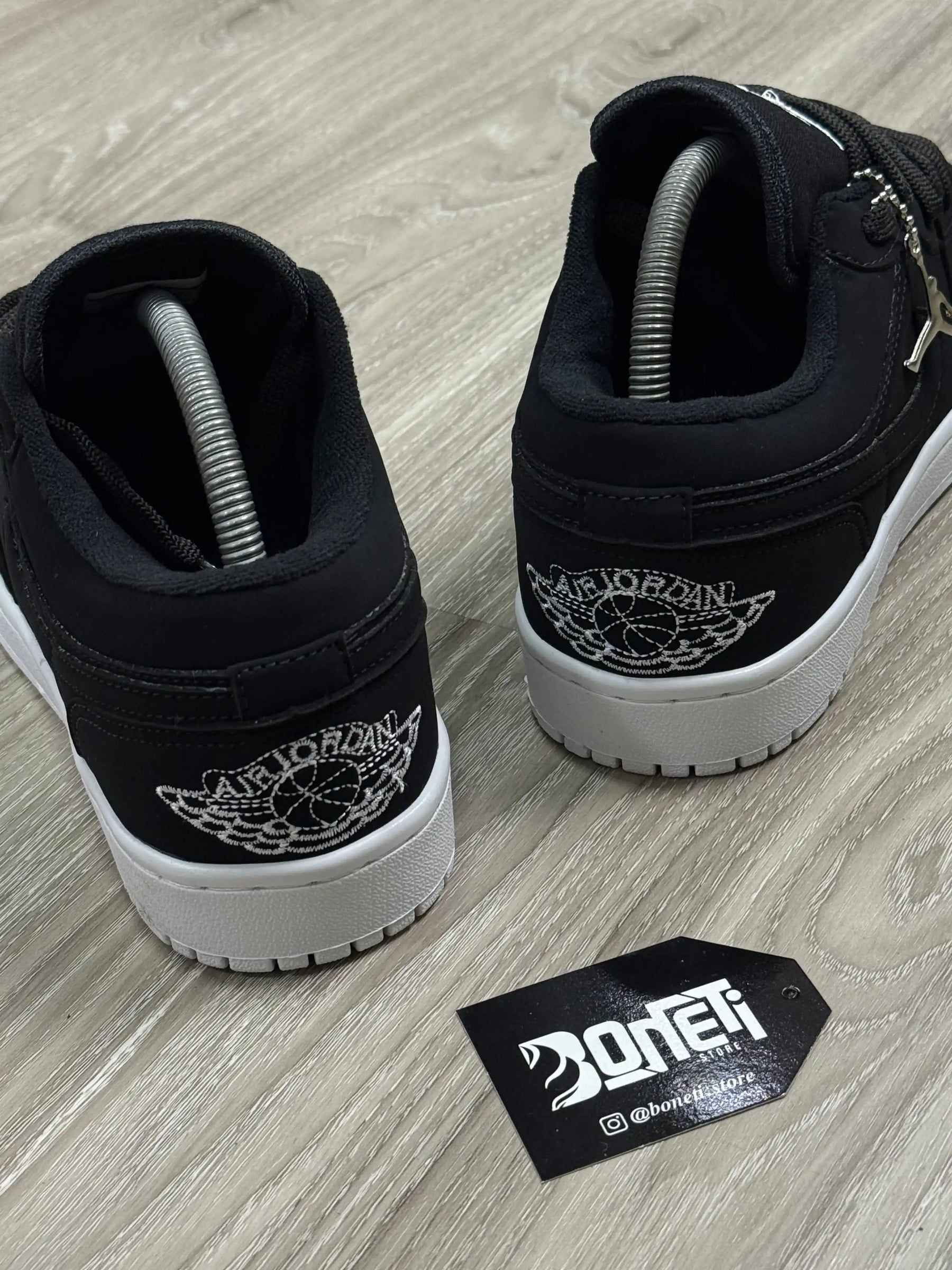 TÊNIS NK JORDAN 1 - PRETO NOBUCK