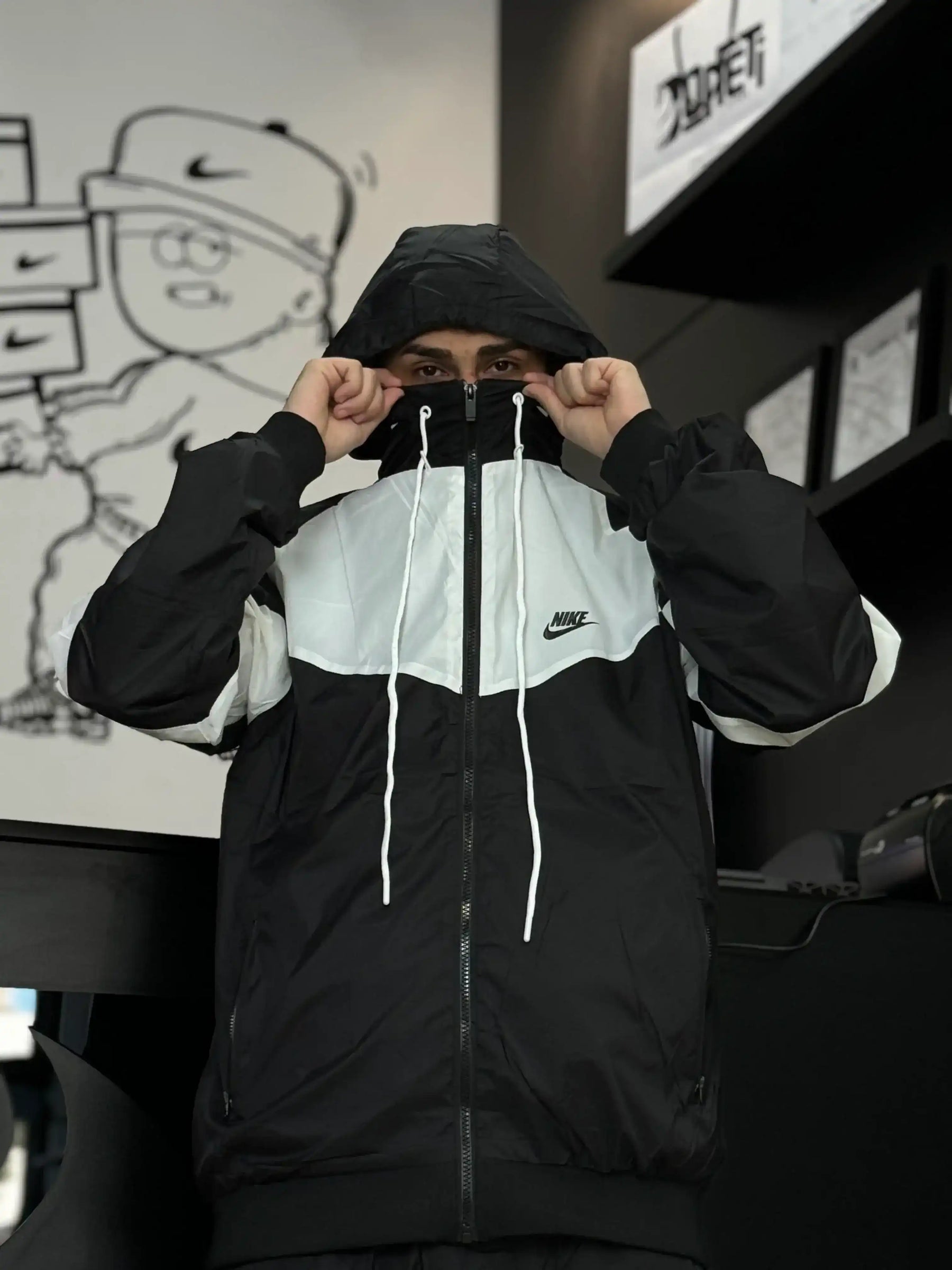 CORTA VENTO NK WINDRUNNER - PRETO/BRANCO