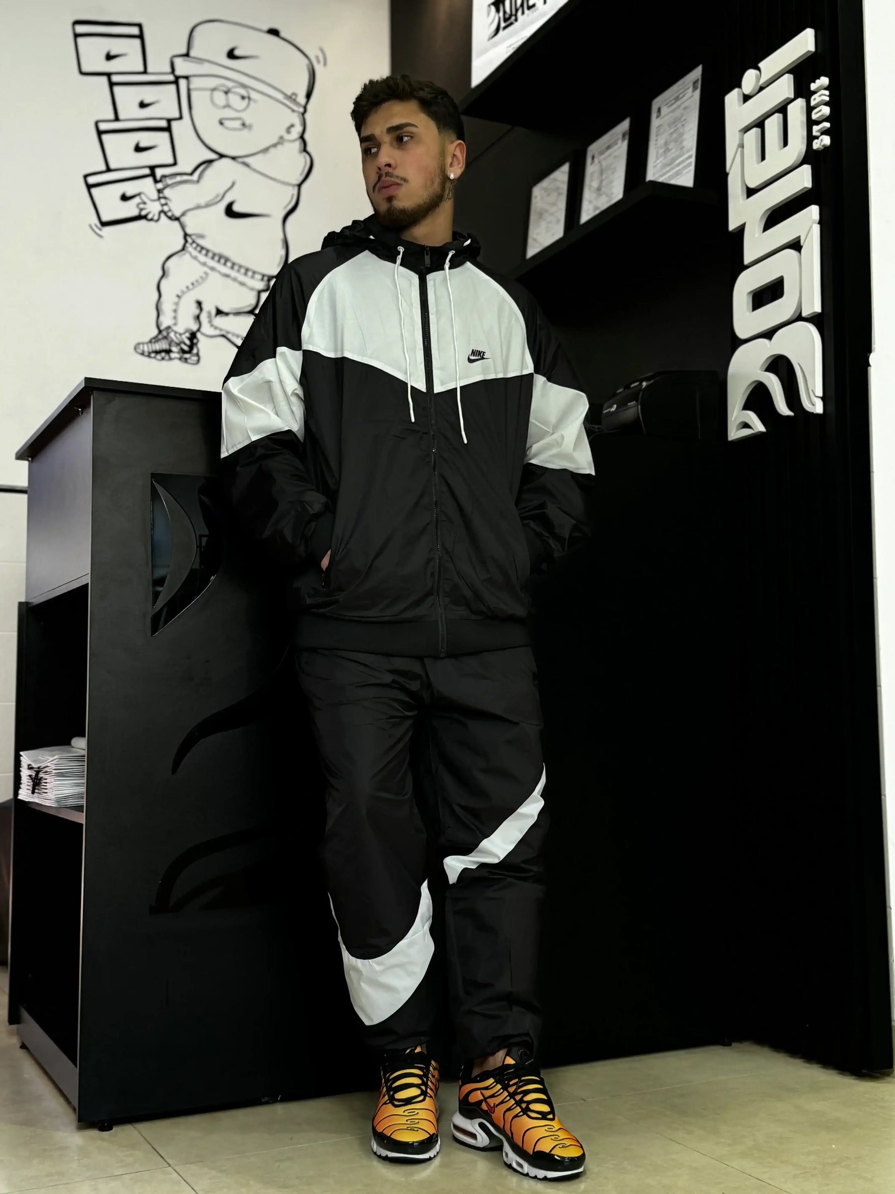 CORTA VENTO NK WINDRUNNER - PRETO/BRANCO