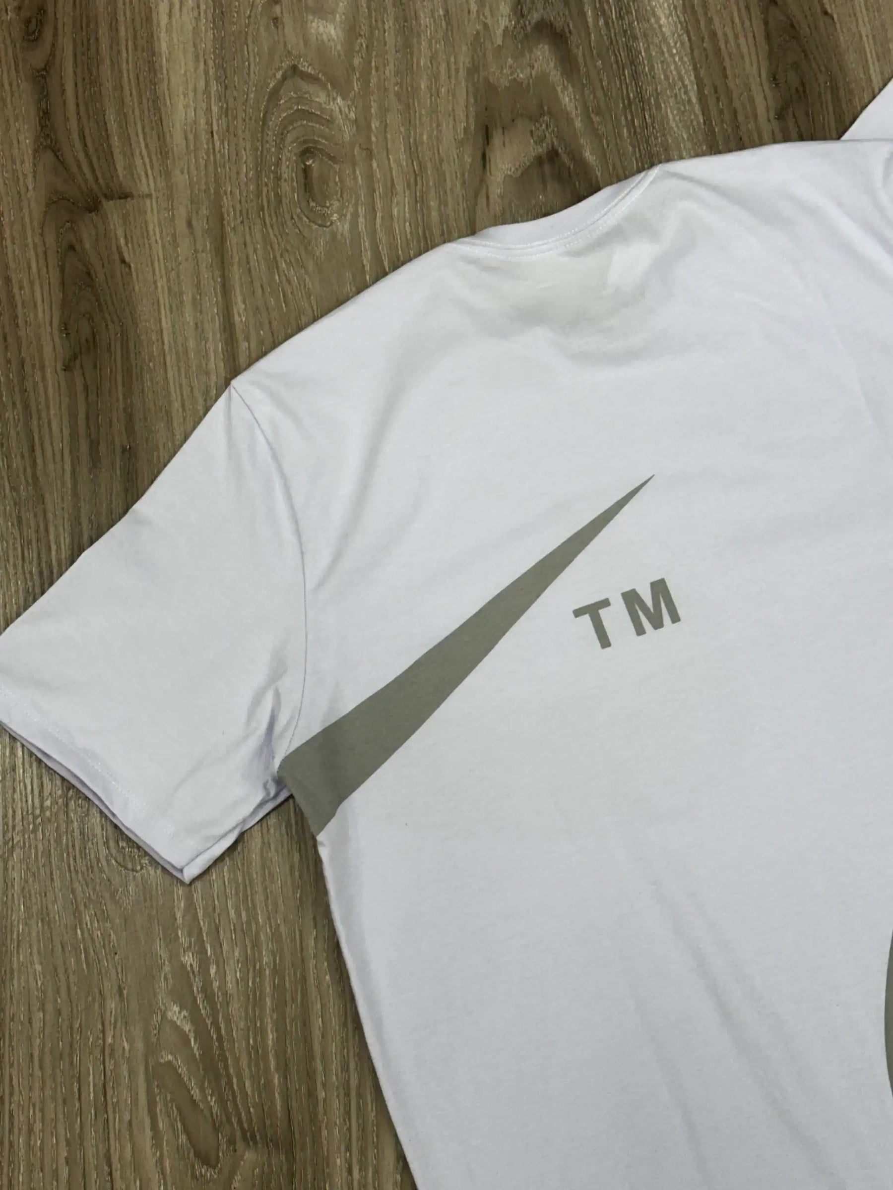 CAMISETA NK BIG SWOOSH CINZA TM - BRANCA