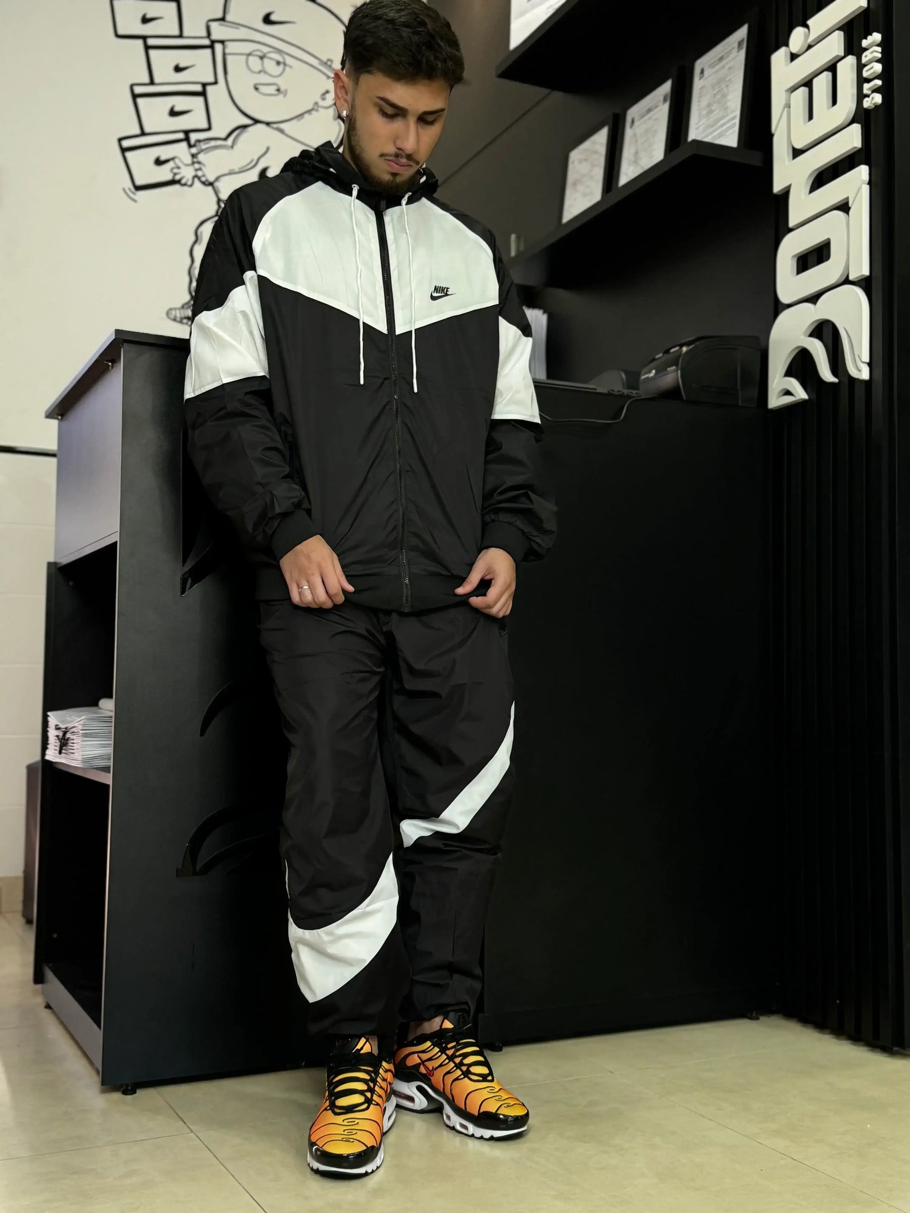 CORTA VENTO NK WINDRUNNER - PRETO/BRANCO