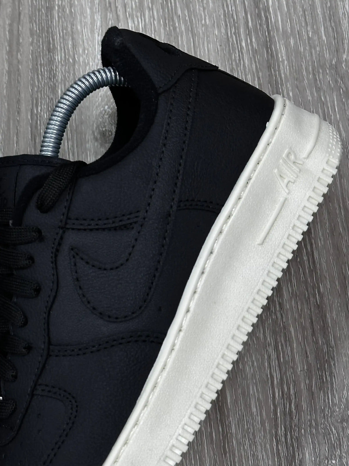 TÊNIS NK AIR FORCE 1 - BLACK SOLADO OFF