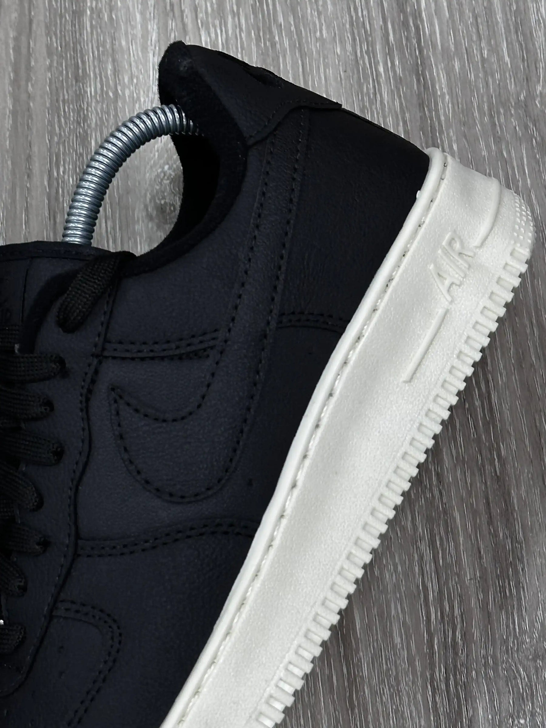 TÊNIS NK AIR FORCE 1 - BLACK SOLADO OFF