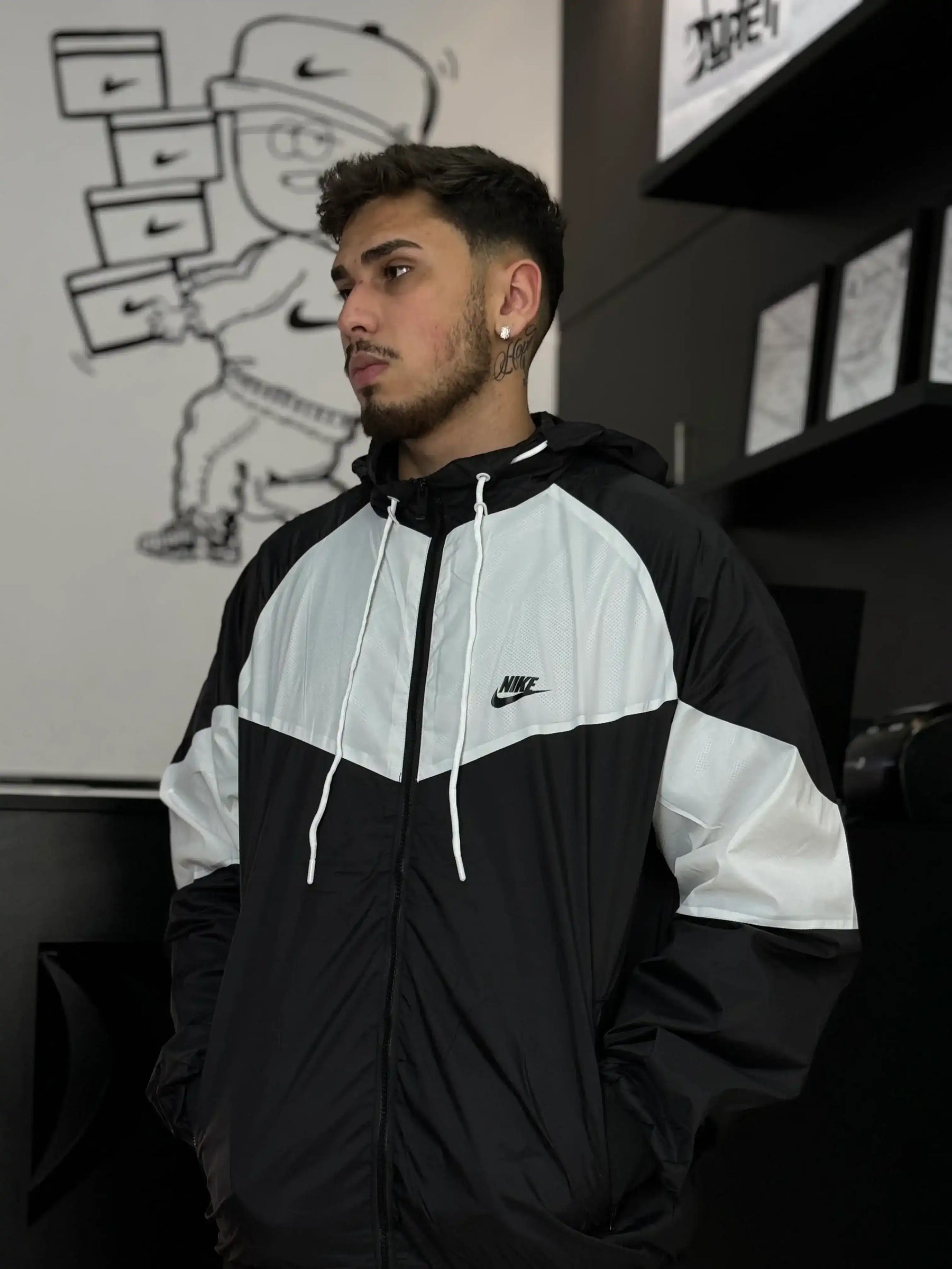 CORTA VENTO NK WINDRUNNER - PRETO/BRANCO