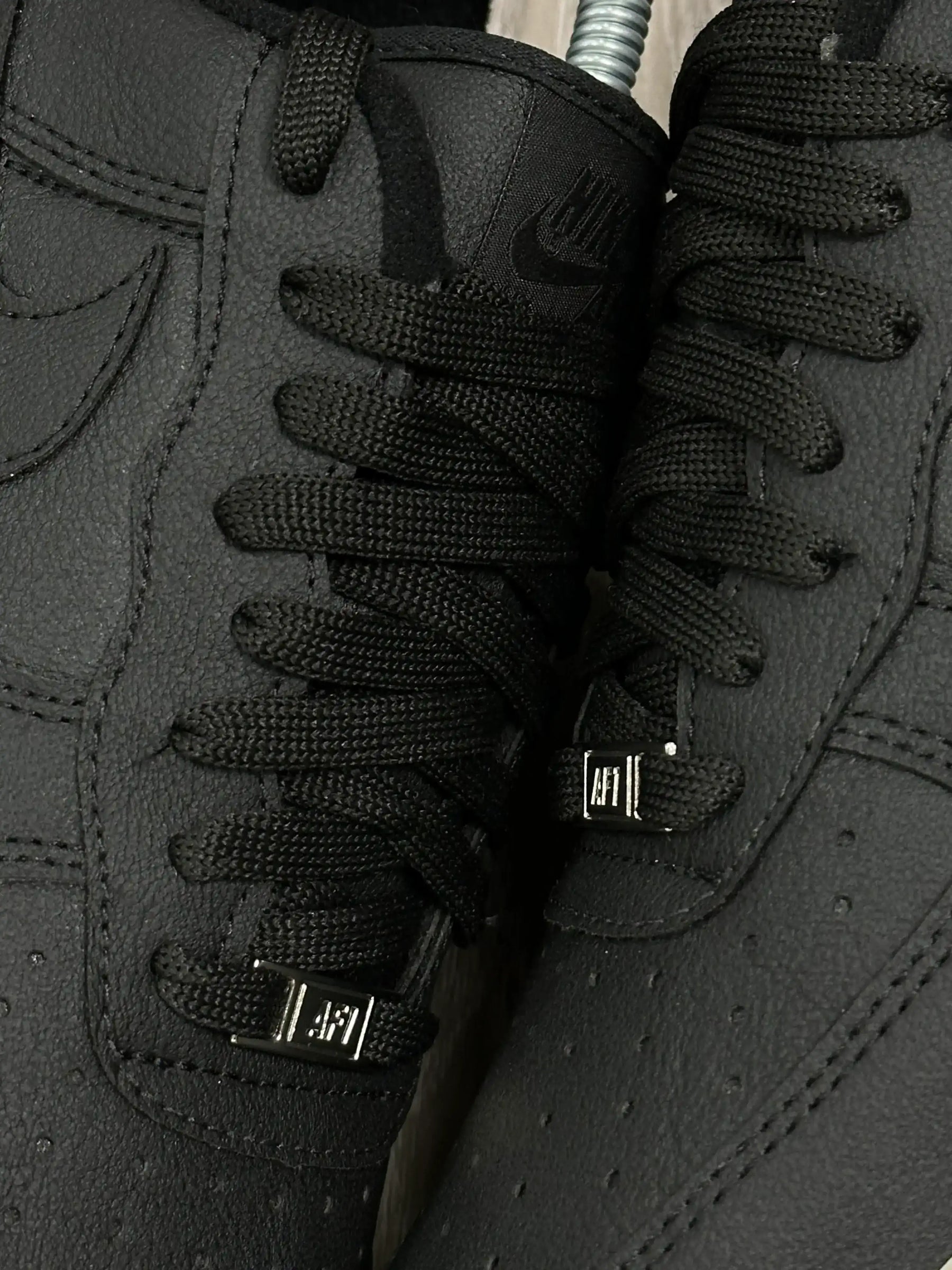 TÊNIS NK AIR FORCE 1 - BLACK SOLADO OFF