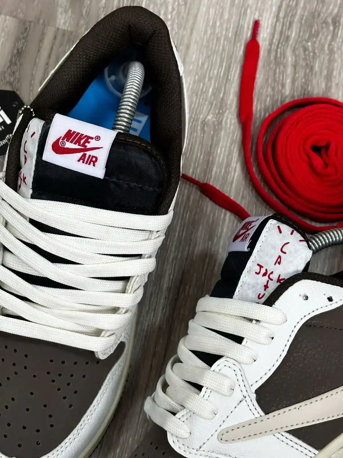 TÊNIS NIKE JORDAN 1 X TRAVIS REVERSE MOCHA