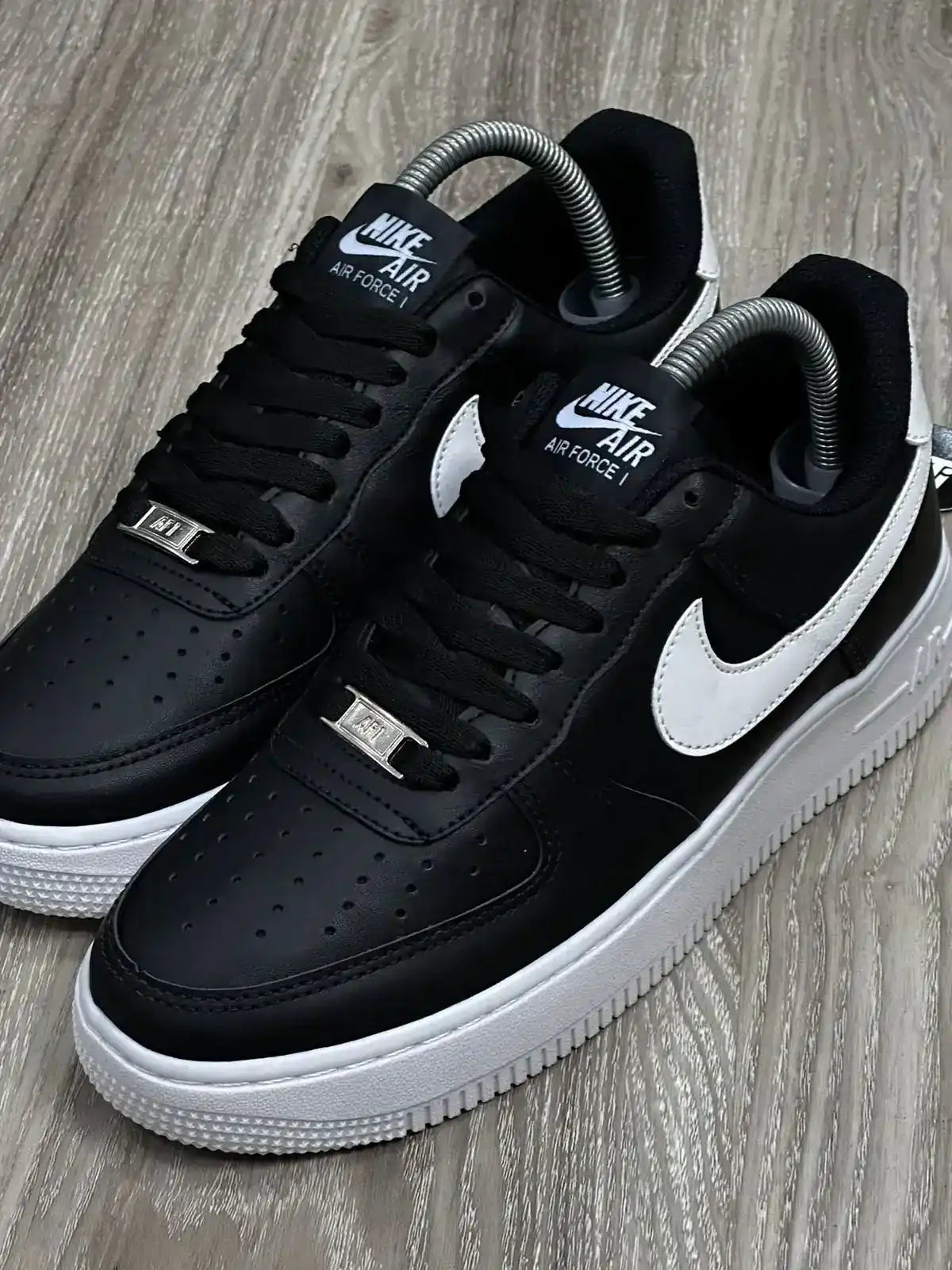 TÊNIS NK AIR FORCE 1 - PRETO E BRANCO