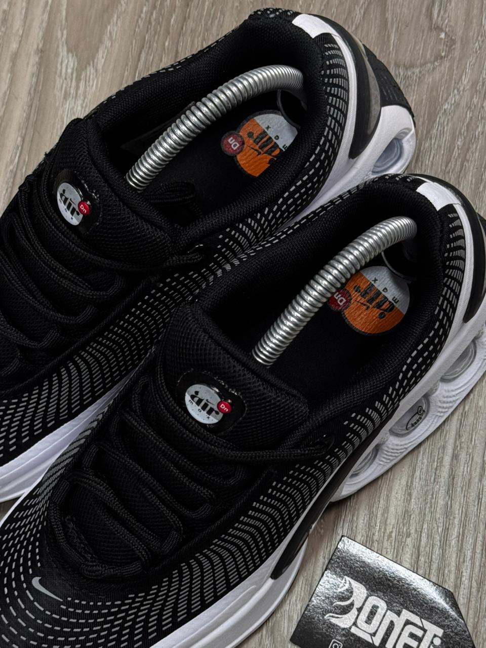 TÊNIS NK AIR MAX DN - PRETO E BRANCO