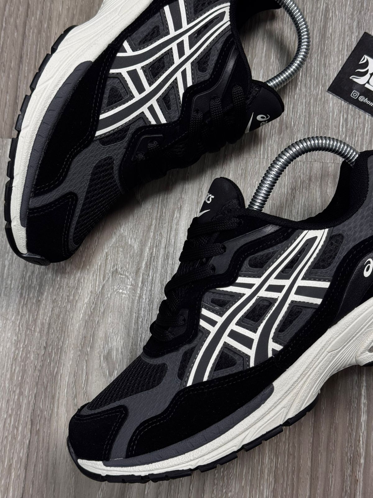 TÊNIS ASICS GEL NYC - PRETO E BRANCO