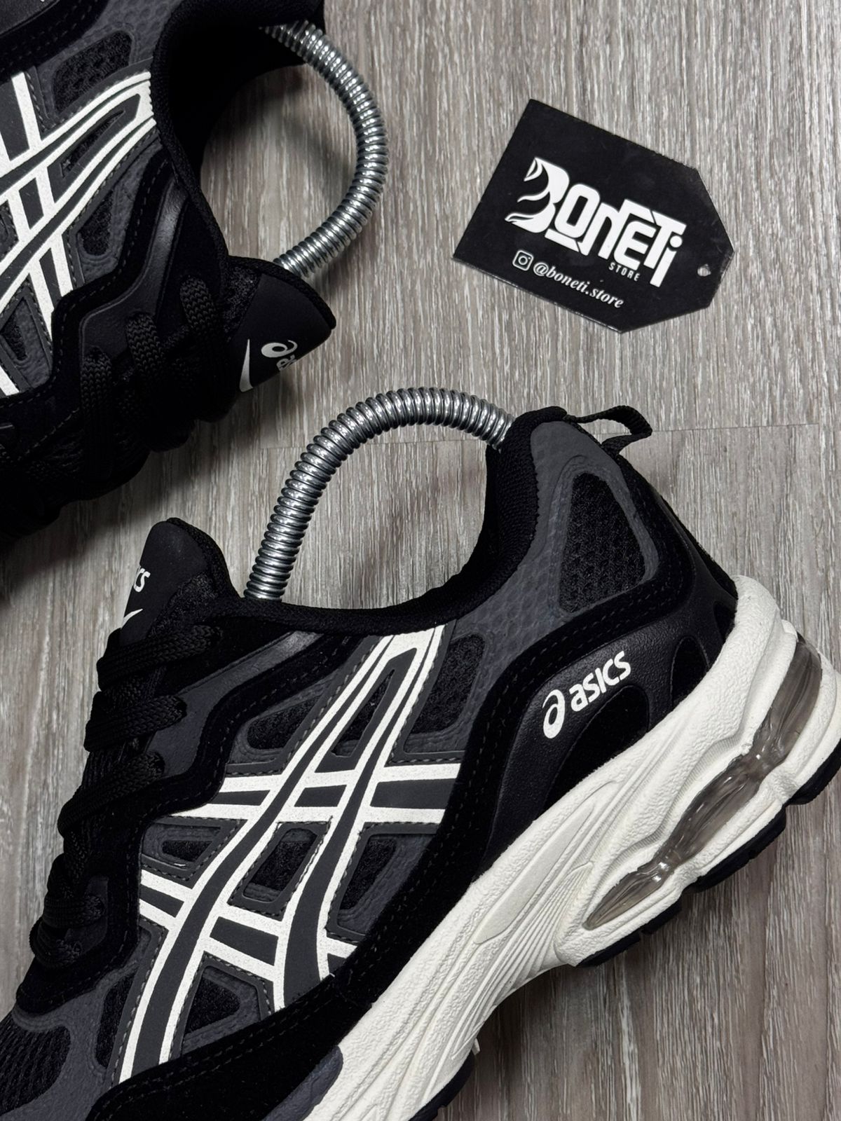 TÊNIS ASICS GEL NYC - PRETO E BRANCO