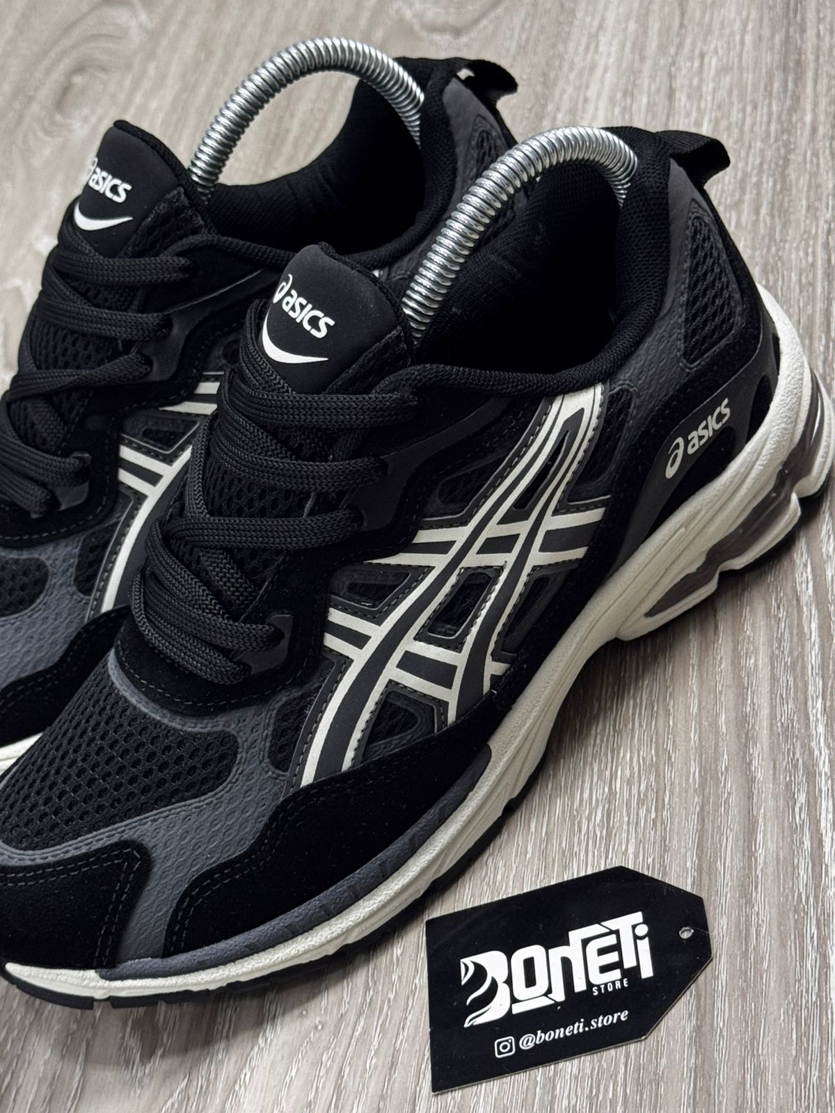 TÊNIS ASICS GEL NYC - PRETO E BRANCO