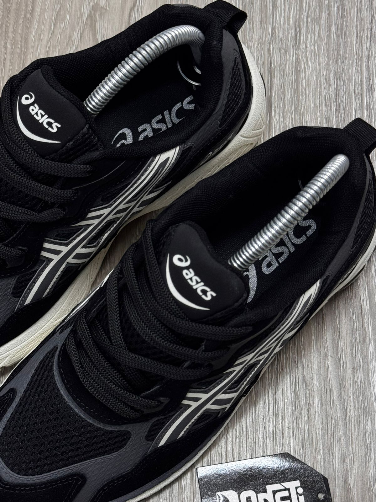 TÊNIS ASICS GEL NYC - PRETO E BRANCO