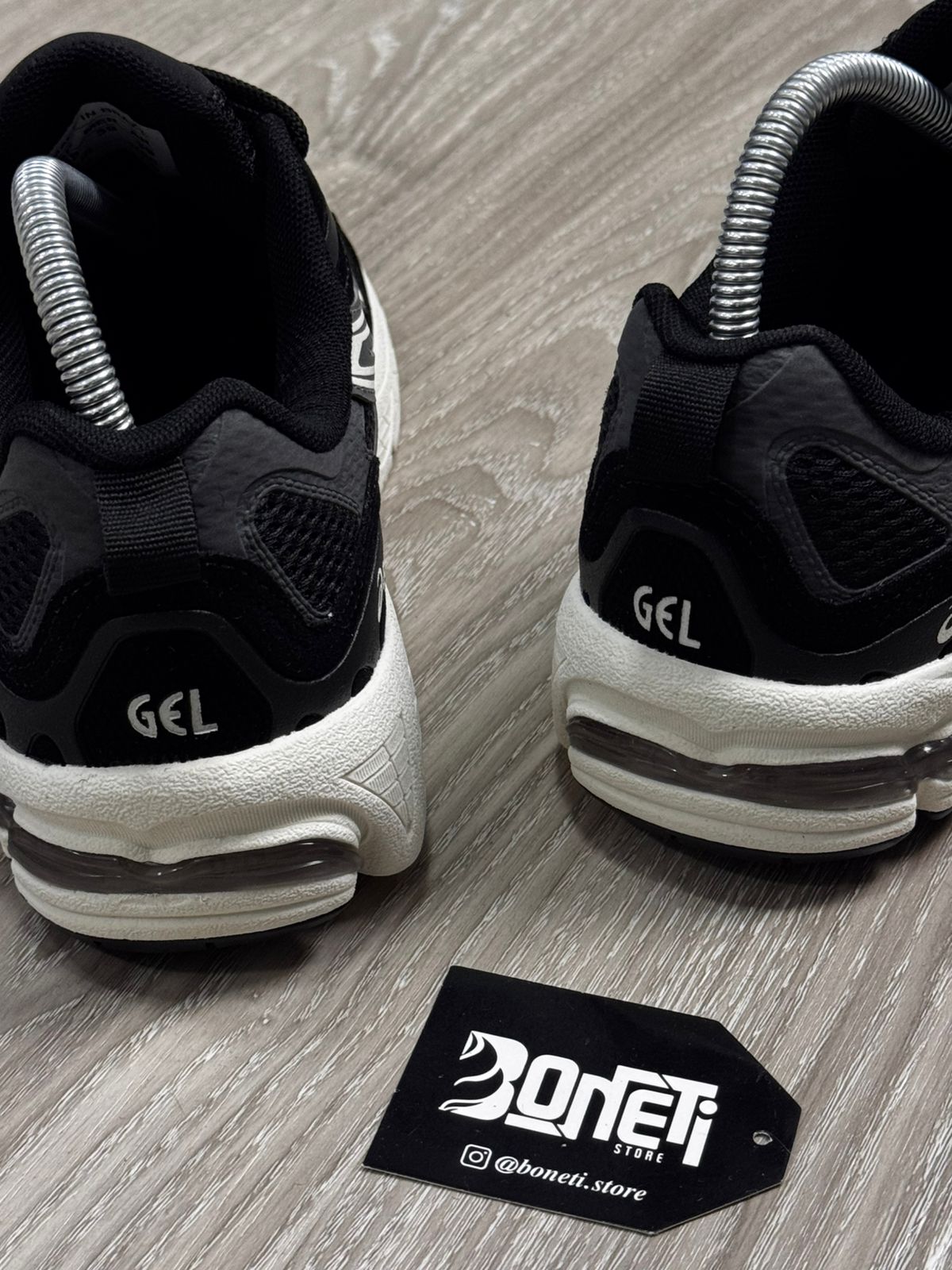 TÊNIS ASICS GEL NYC - PRETO E BRANCO