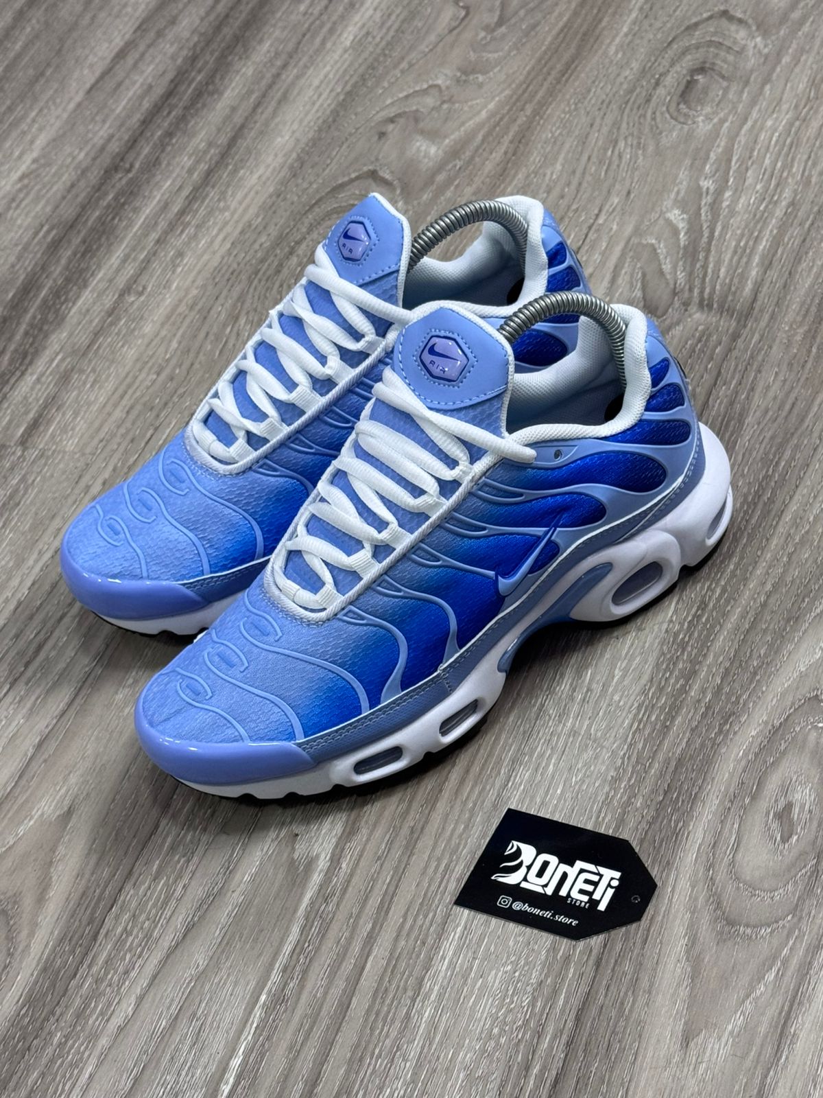 TÊNIS NIKE AIR MAX PLUS TN - UNIVERSITY