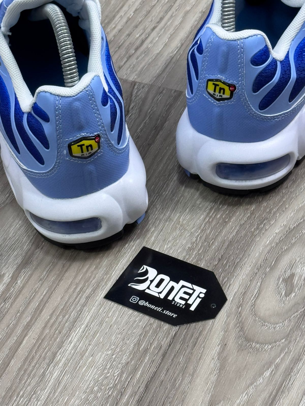 TÊNIS NIKE AIR MAX PLUS TN - UNIVERSITY