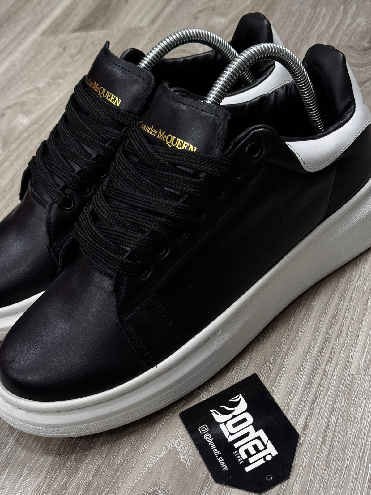 TÊNIS MCQUEEN COURO - PRETO E BRANCO