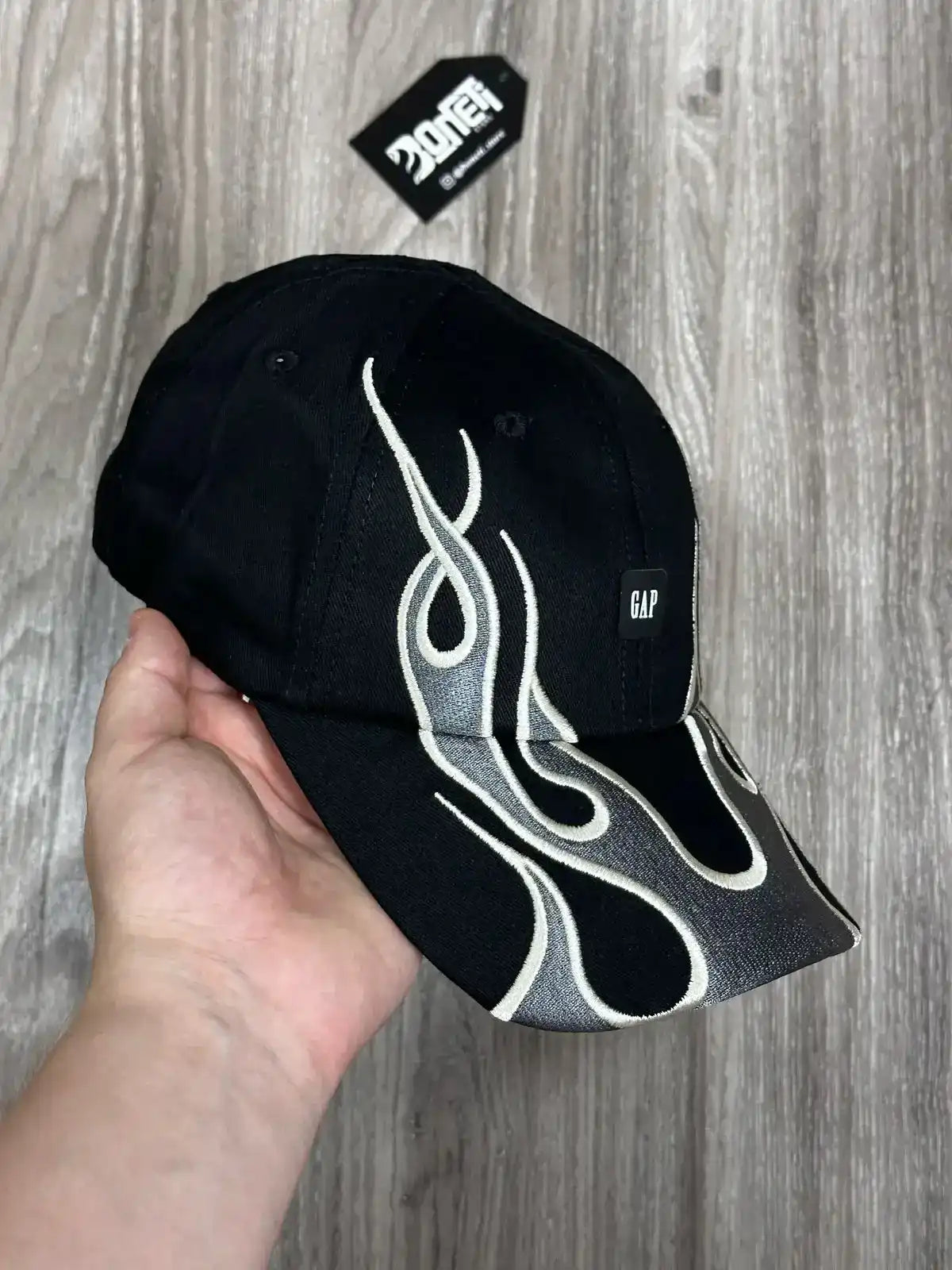 BONÉ YZY X GAP FLAME BLACK