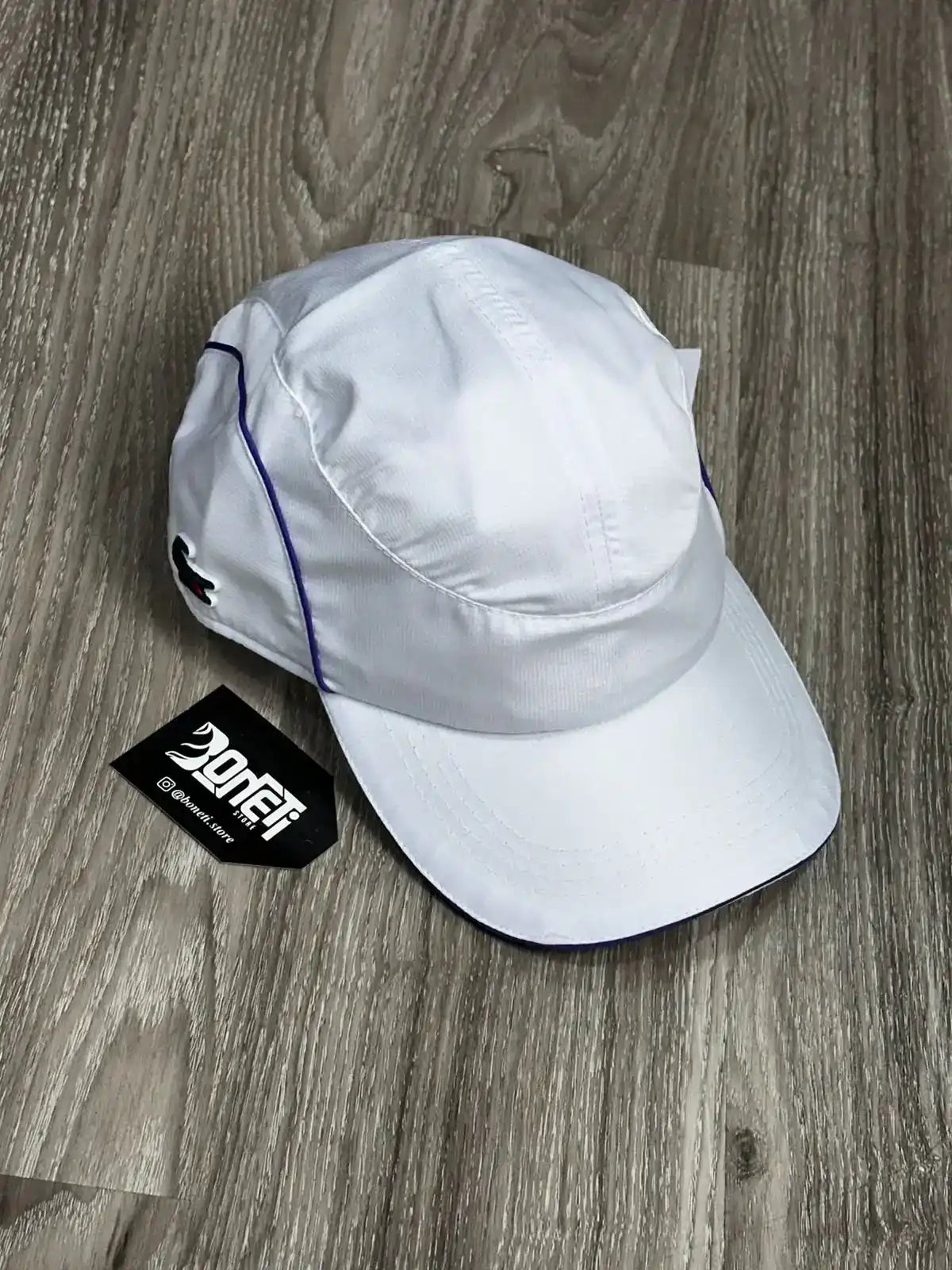 BONÉ LCST TENNIS - BRANCO LISTRA ROXA