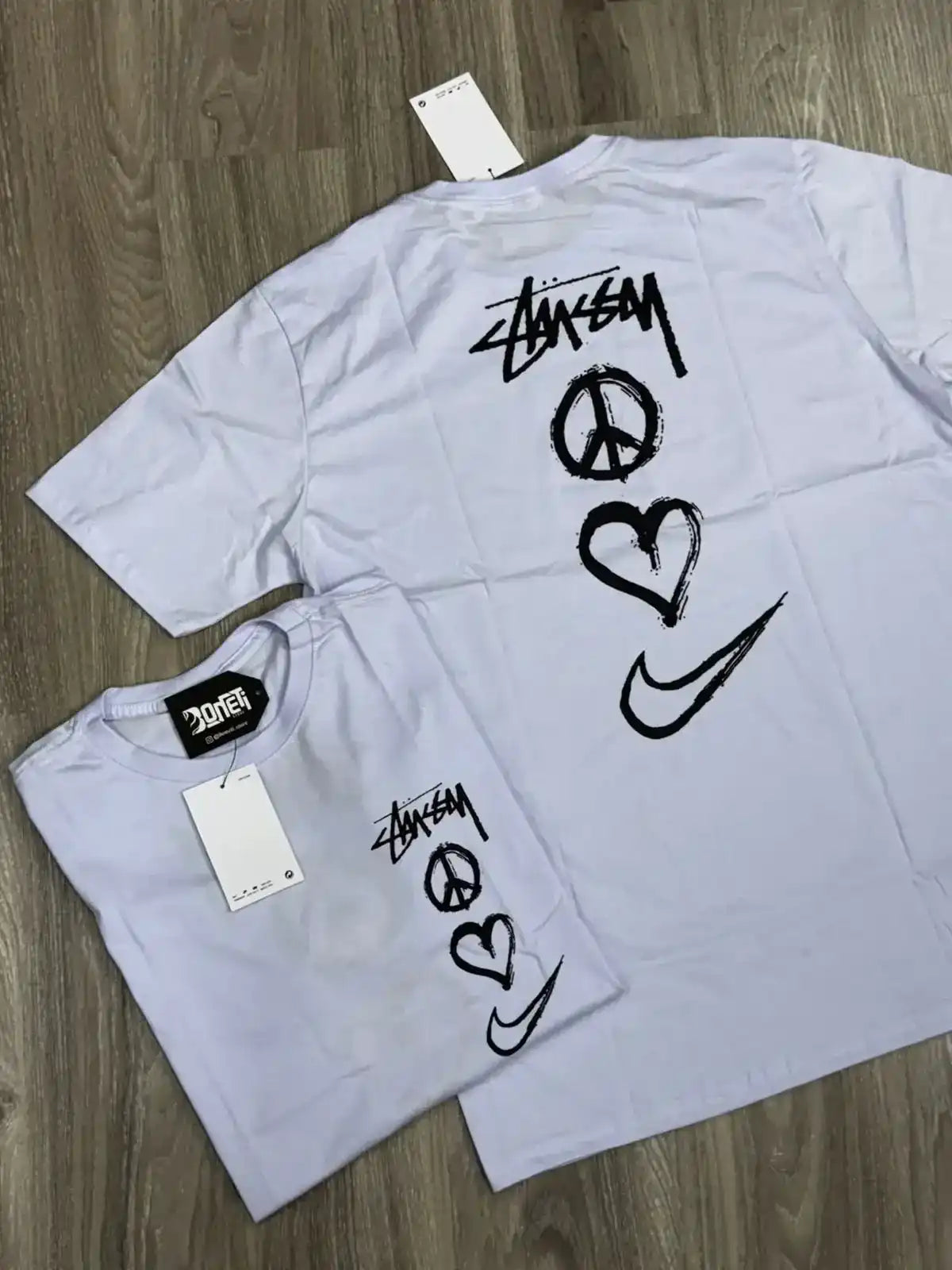 CAMISETA NK X STUSSY PEACE - BRANCA