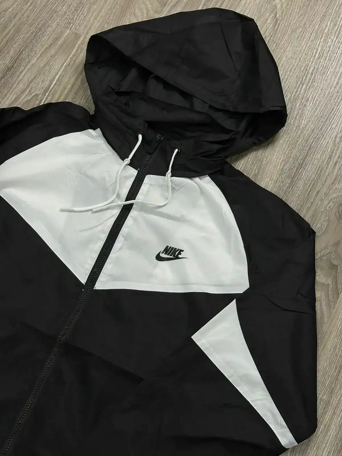 CORTA VENTO NK WINDRUNNER - PRETO/BRANCO