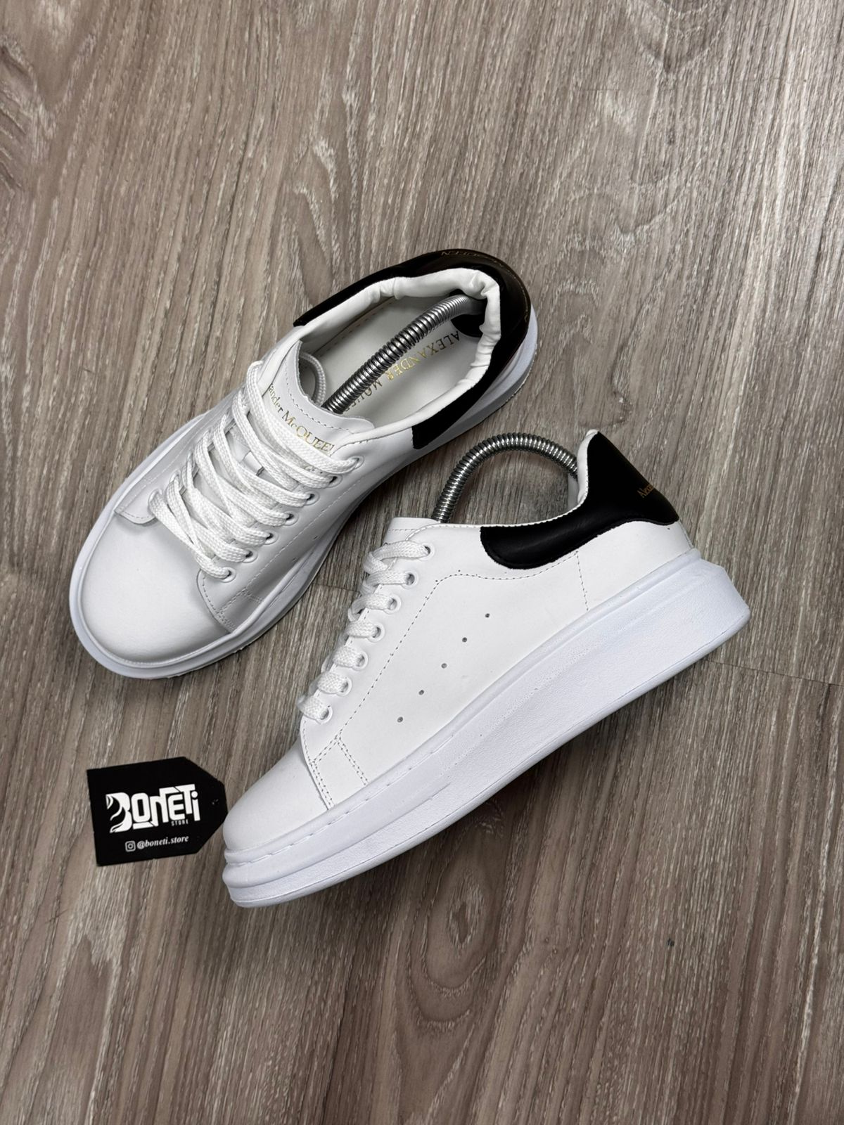 TÊNIS MCQUEEN COURO - BRANCO E PRETO