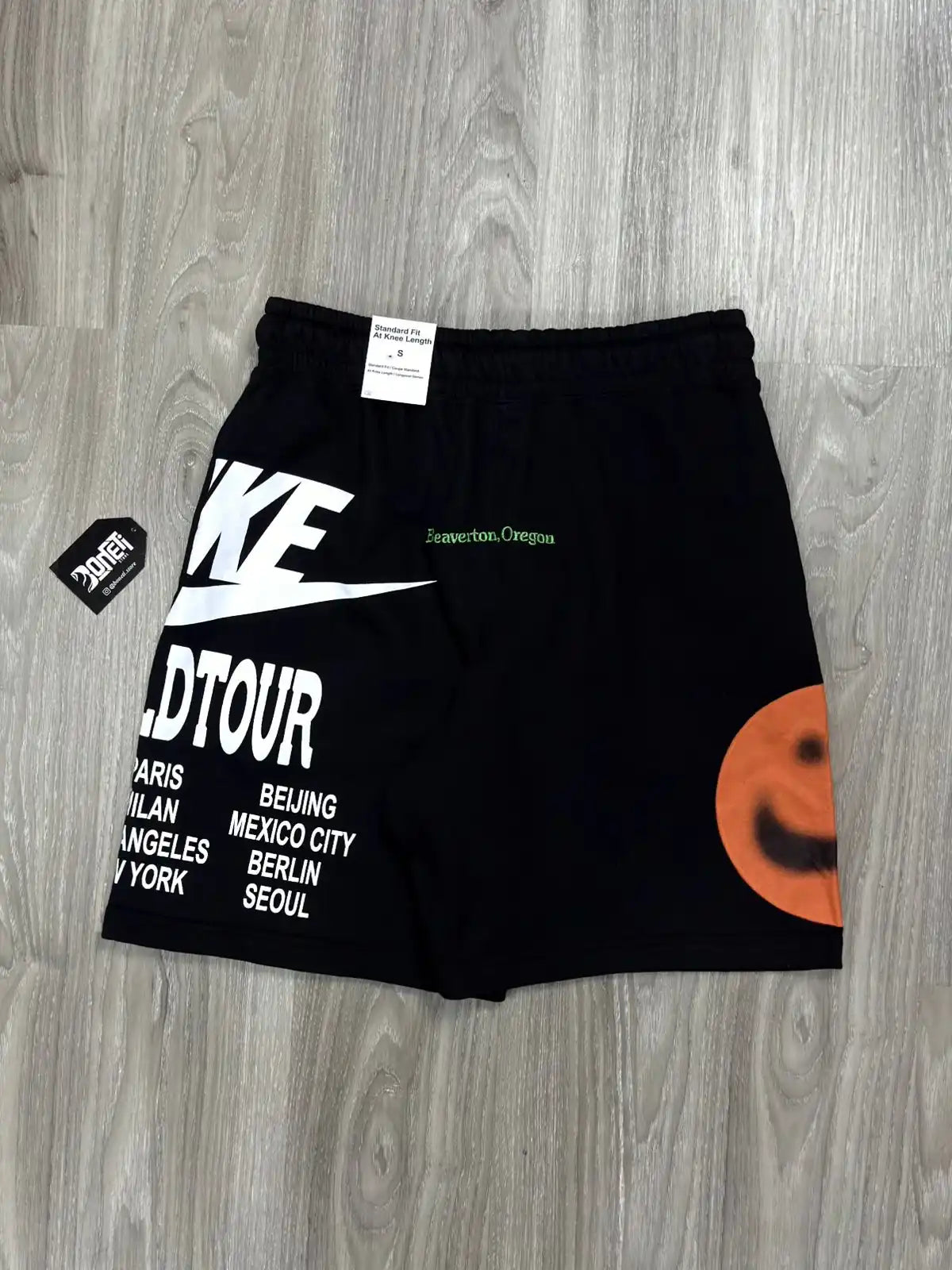 SHORTS MOLETOM NK WORLD TOUR - PRETO