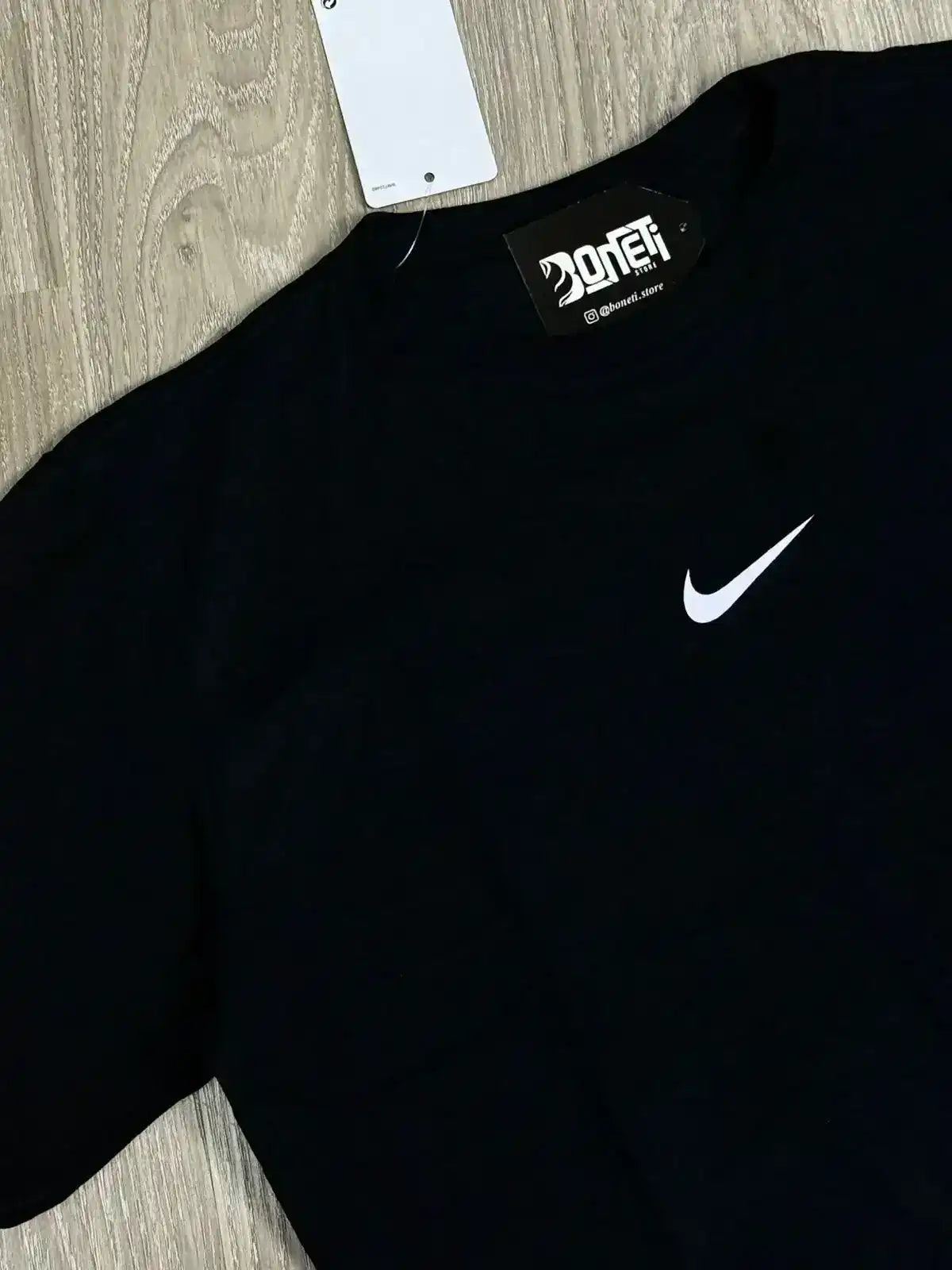 CAMISETA NK SWOOSH LATERAL - PRETA