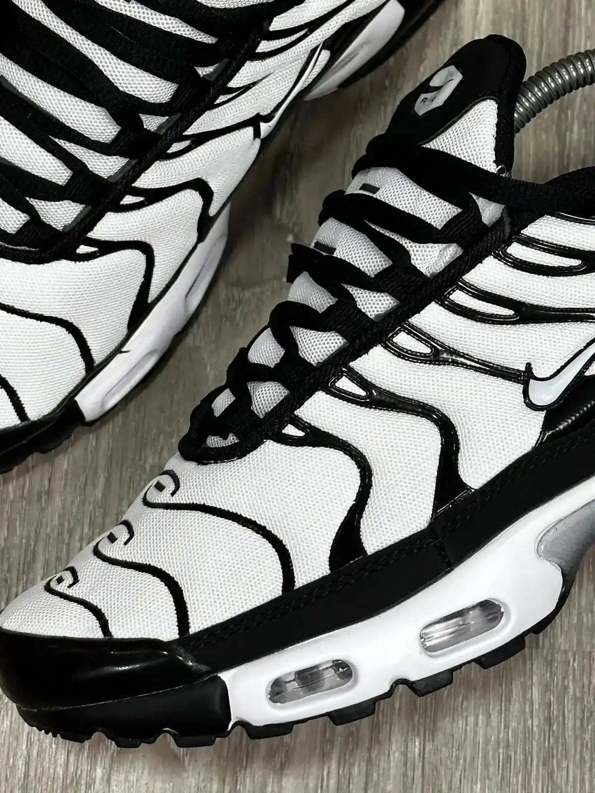 TÊNIS NK AIR MAX PLUS TN - OREO