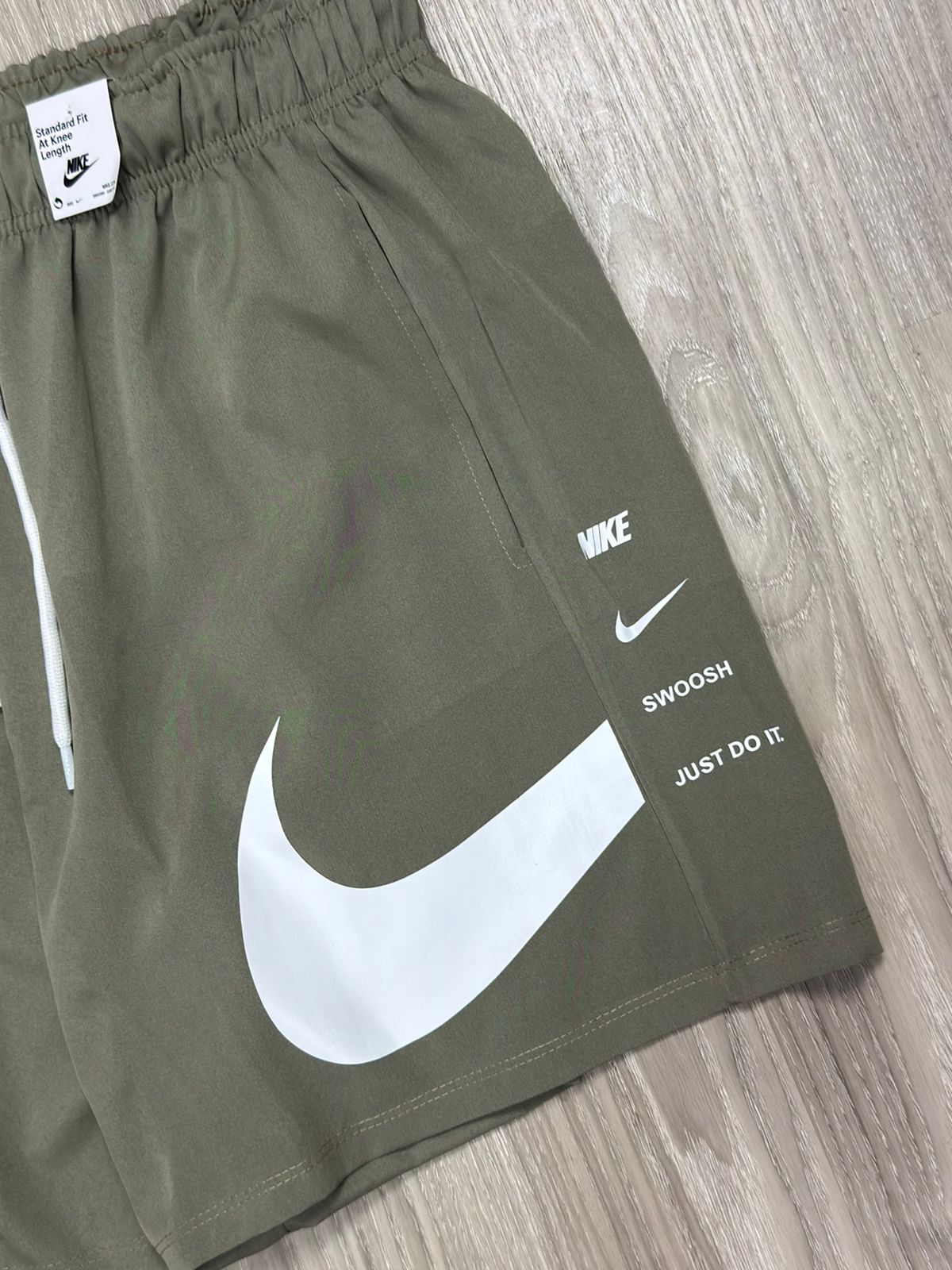 SHORTS TACTEL NK SWOOSH + JUST 25 - VERDE OLIVA