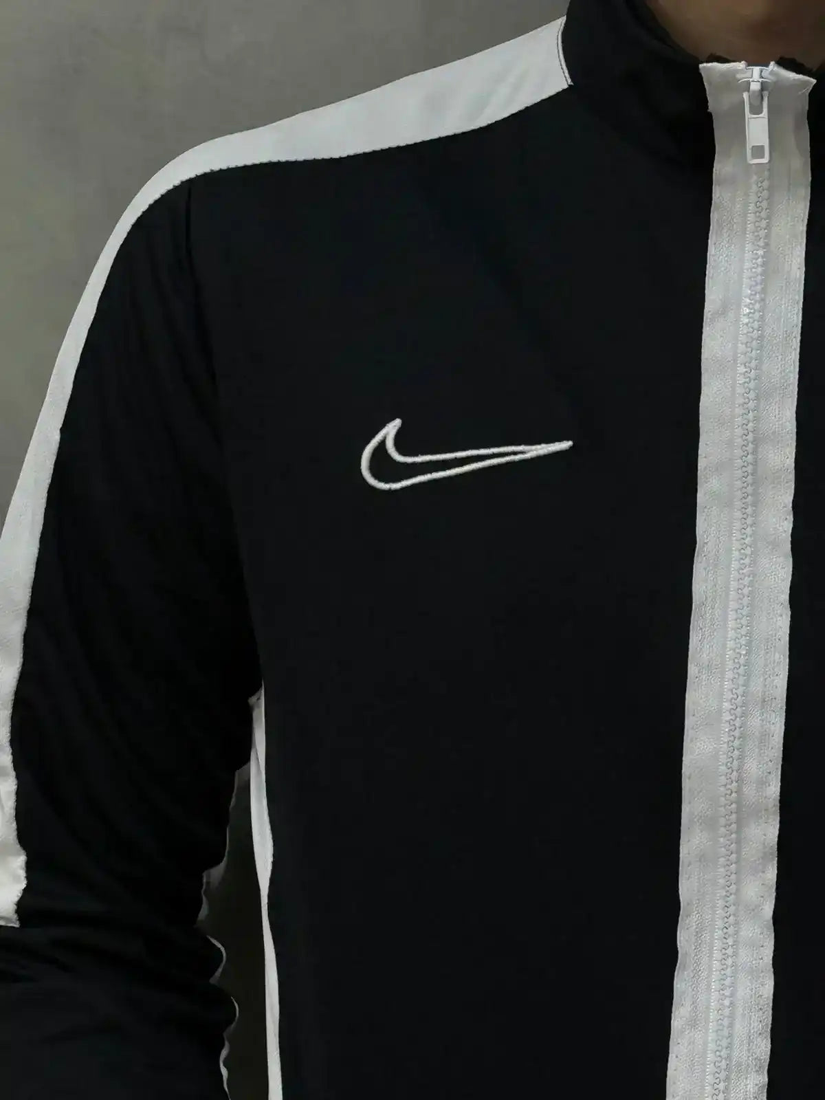 JAQUETA NK DRI-FIT - PRETA