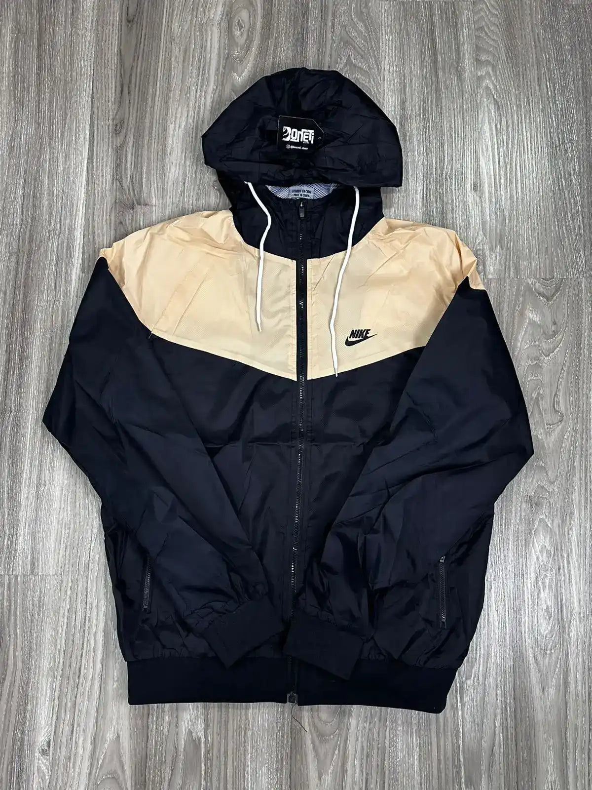 CORTA VENTO NK WINDRUNNER - PRETO E SALMON