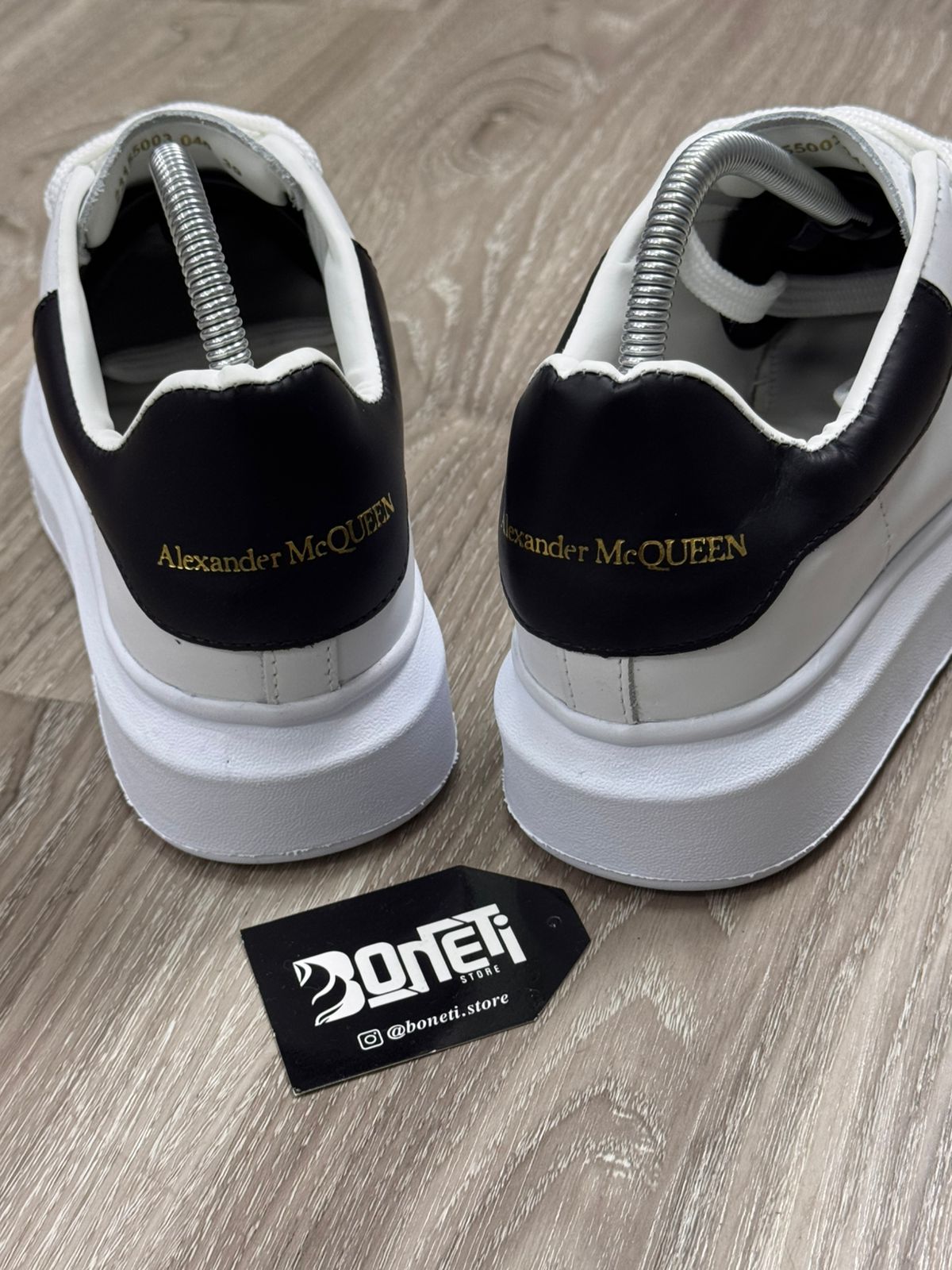 TÊNIS MCQUEEN COURO - BRANCO E PRETO