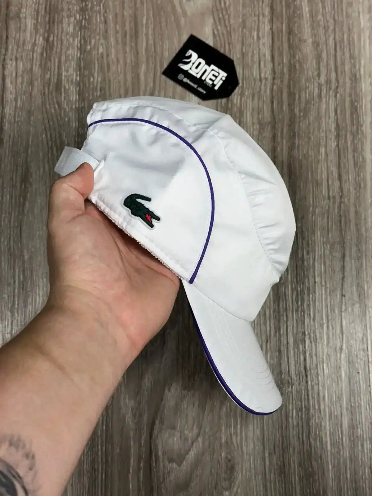 BONÉ LCST TENNIS - BRANCO LISTRA ROXA