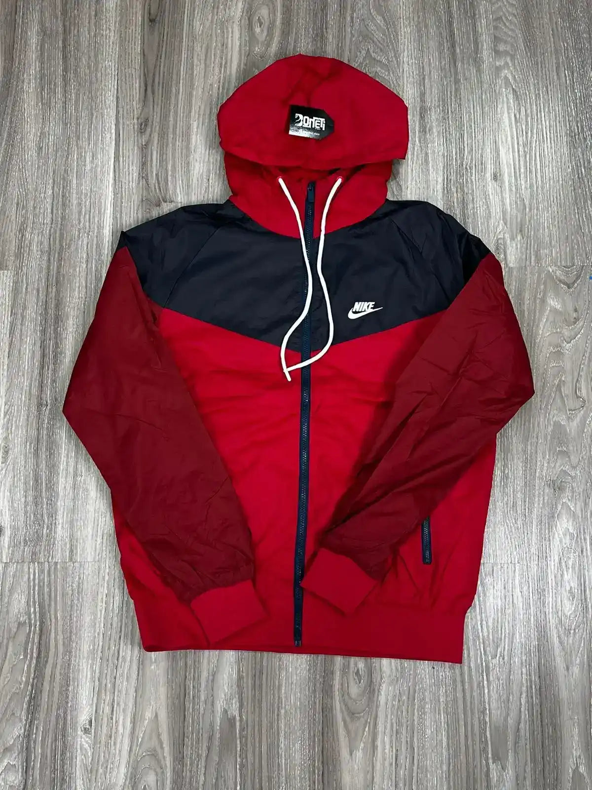 CORTA VENTO NK WINDRUNNER - VERMELHO E PRETO