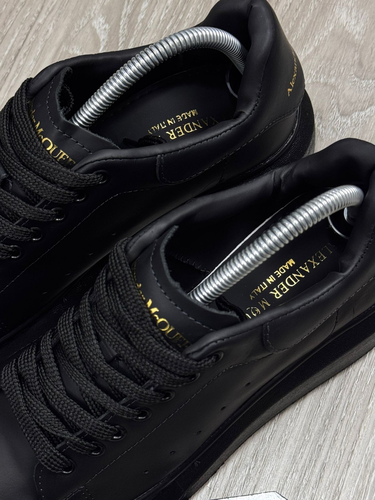 TÊNIS MCQUEEN COURO - PRETO