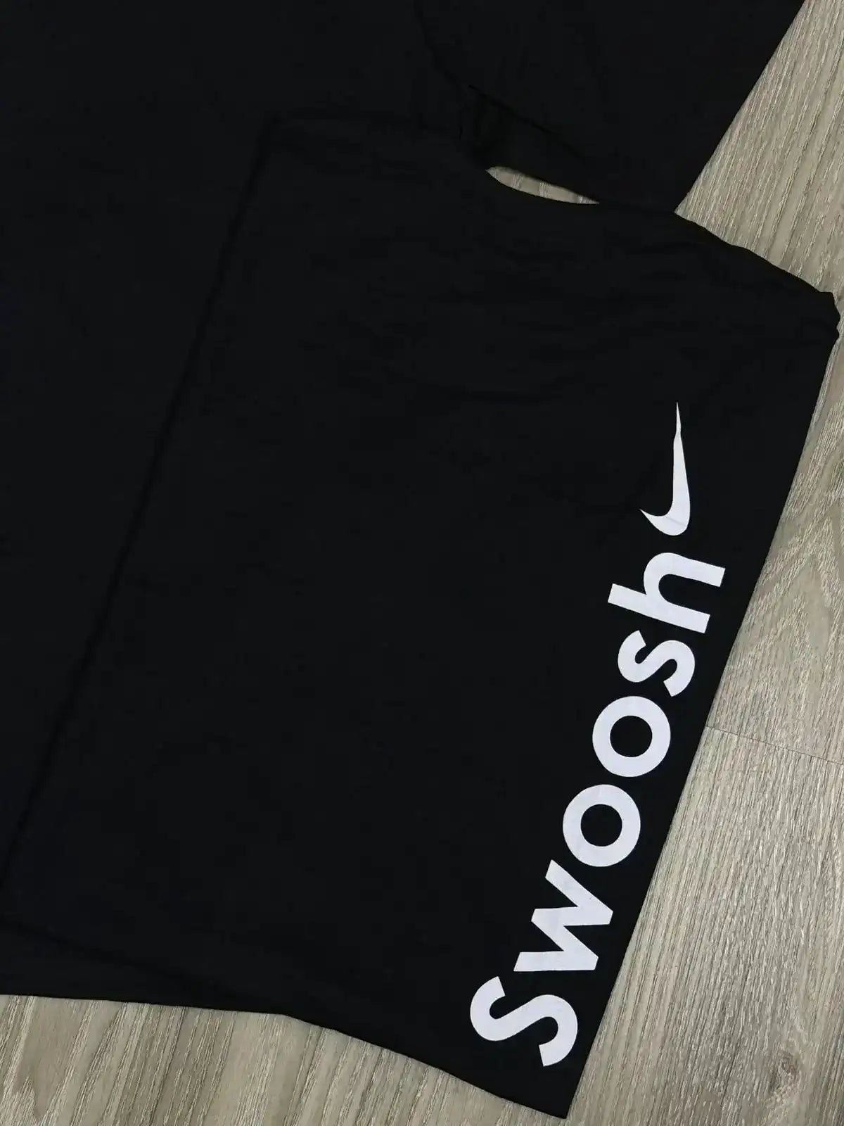 CAMISETA NK SWOOSH LATERAL - PRETA