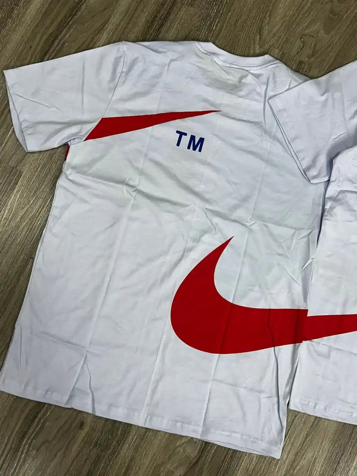 CAMISETA NK BIG SWOOSH TM - BRANCO E VERMELHO