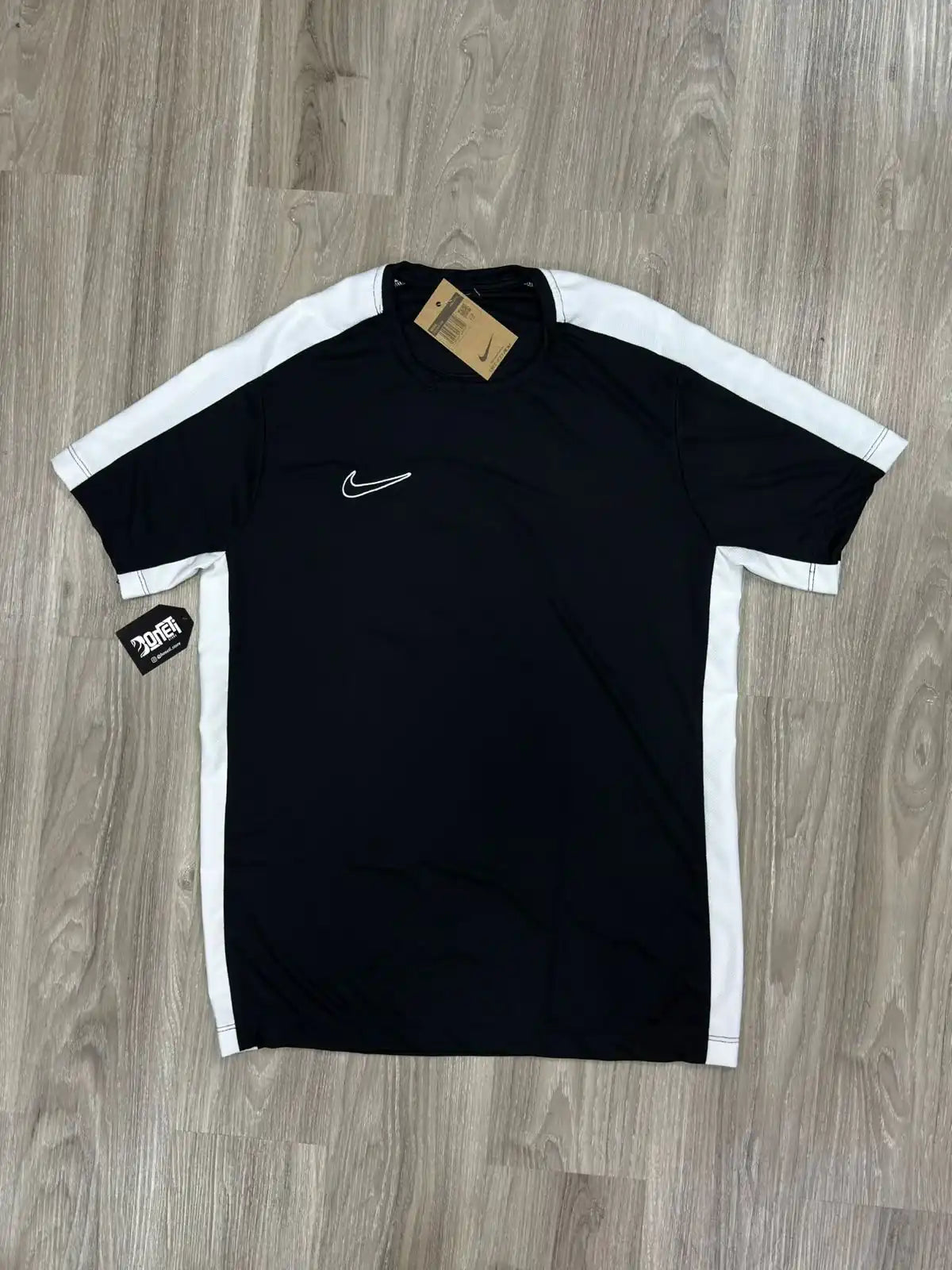 CAMISETA ACADEMY 2023 NK - PRETO E BRANCO