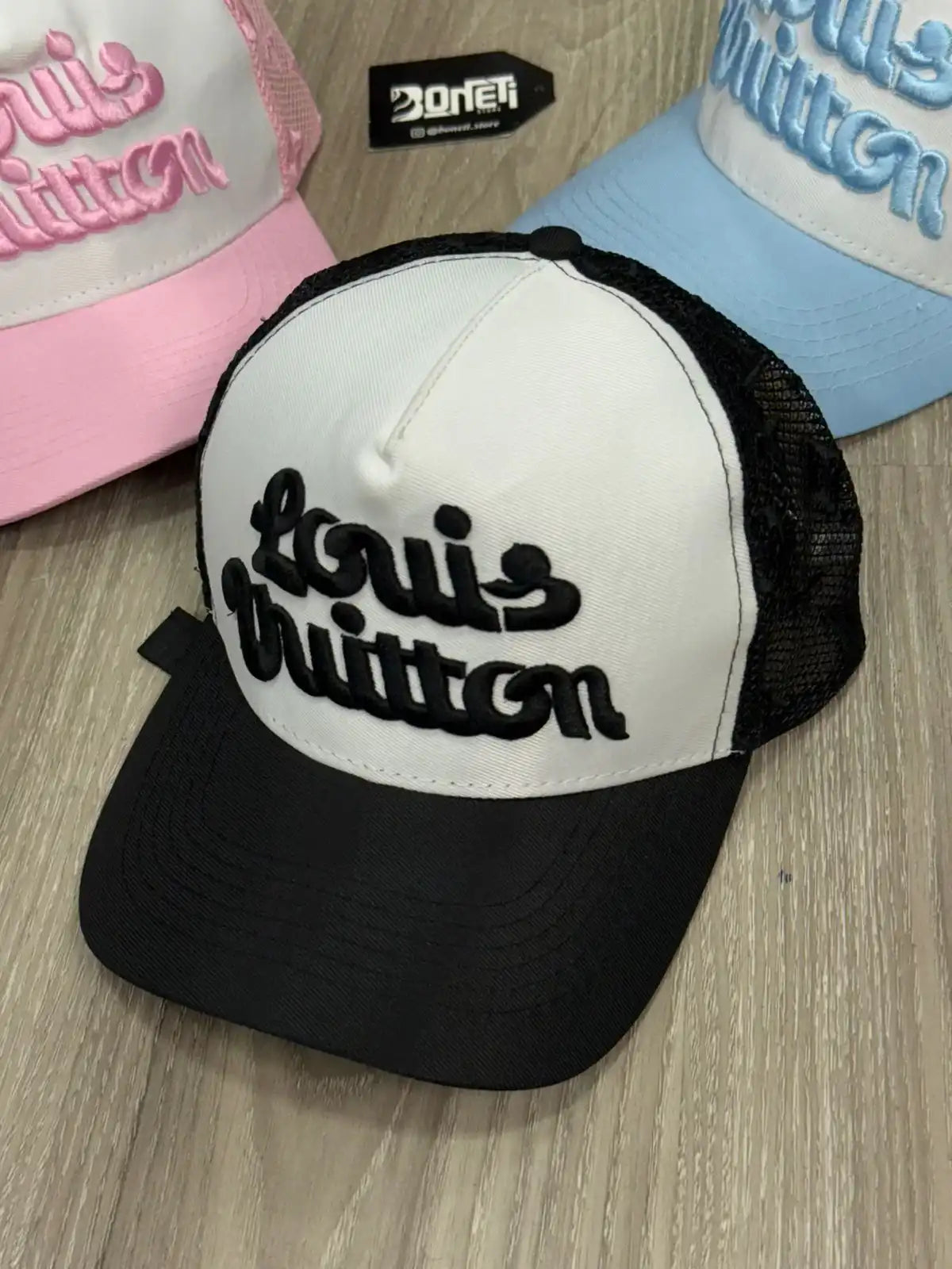 BONÉ LV X TYLER TRUCKER